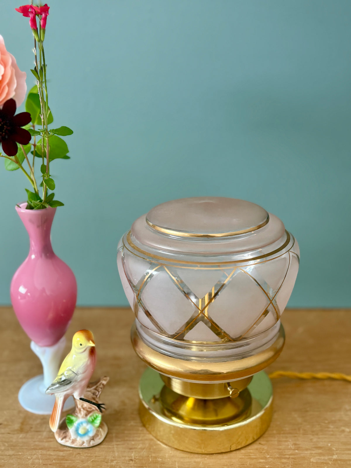 Lampe à poser globe vintage art déco en verre rose et doré