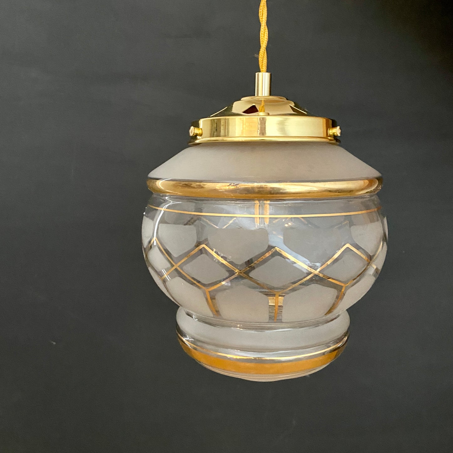 Suspension globe vintage art déco en verre dépoli blanc avec dorures