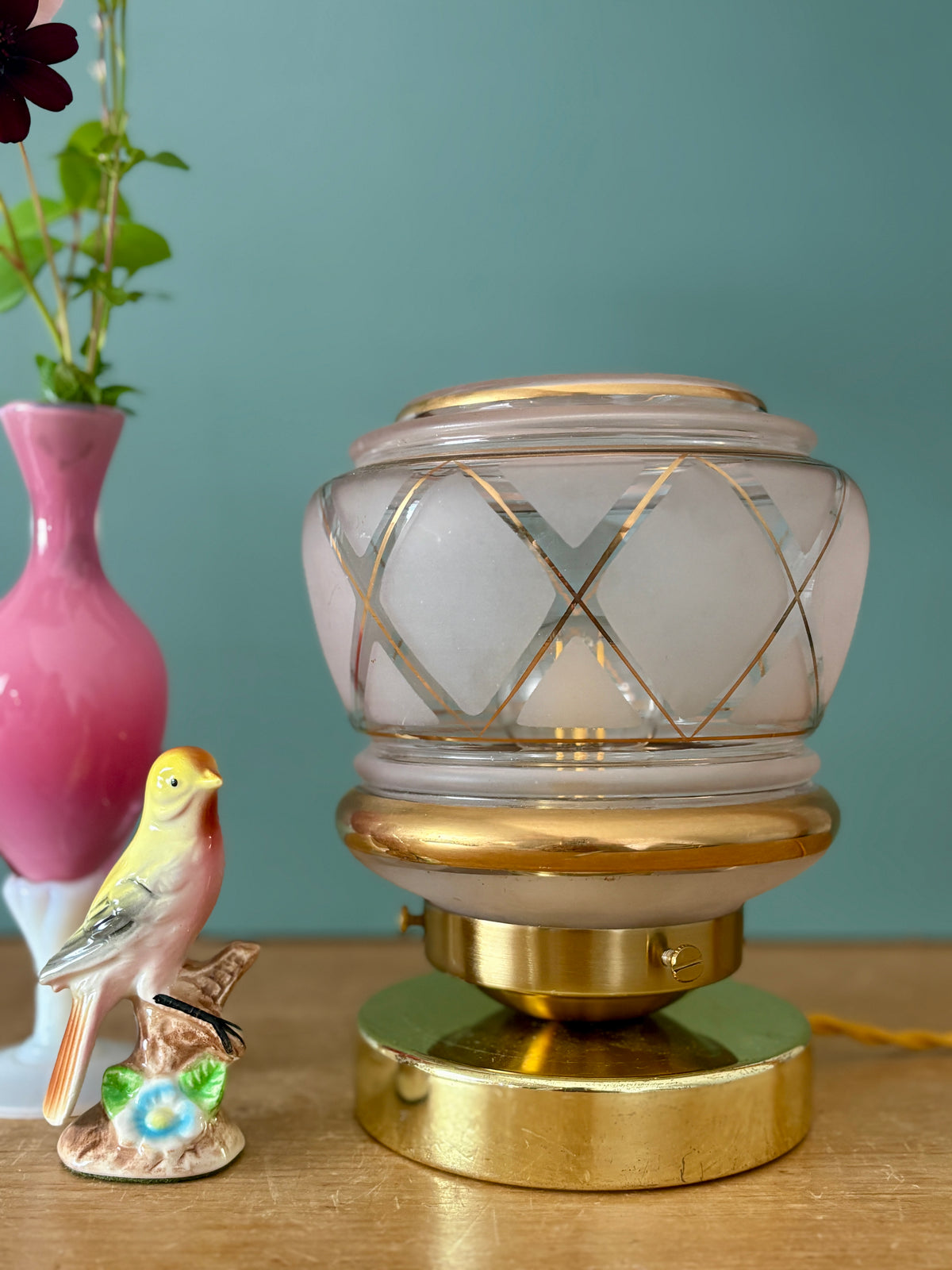 Lampe à poser globe vintage art déco en verre rose et doré