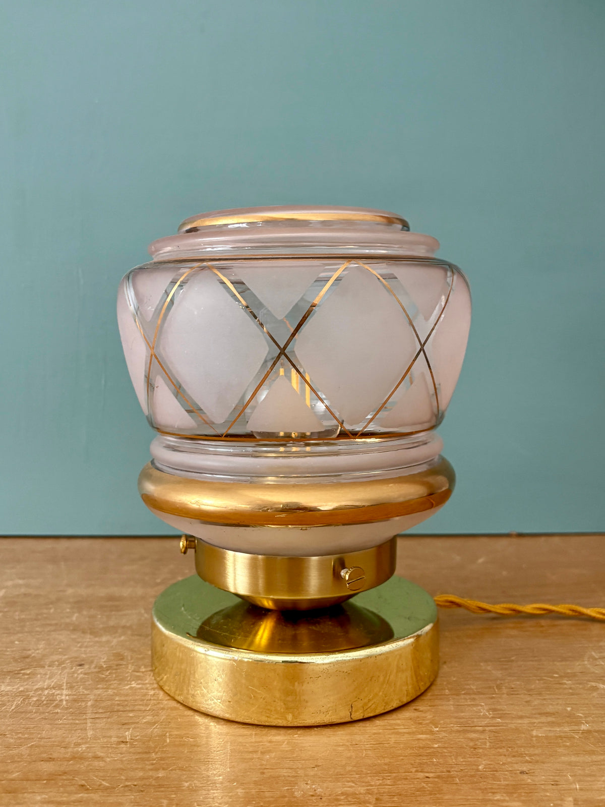 Lampe à poser globe vintage art déco en verre rose et doré