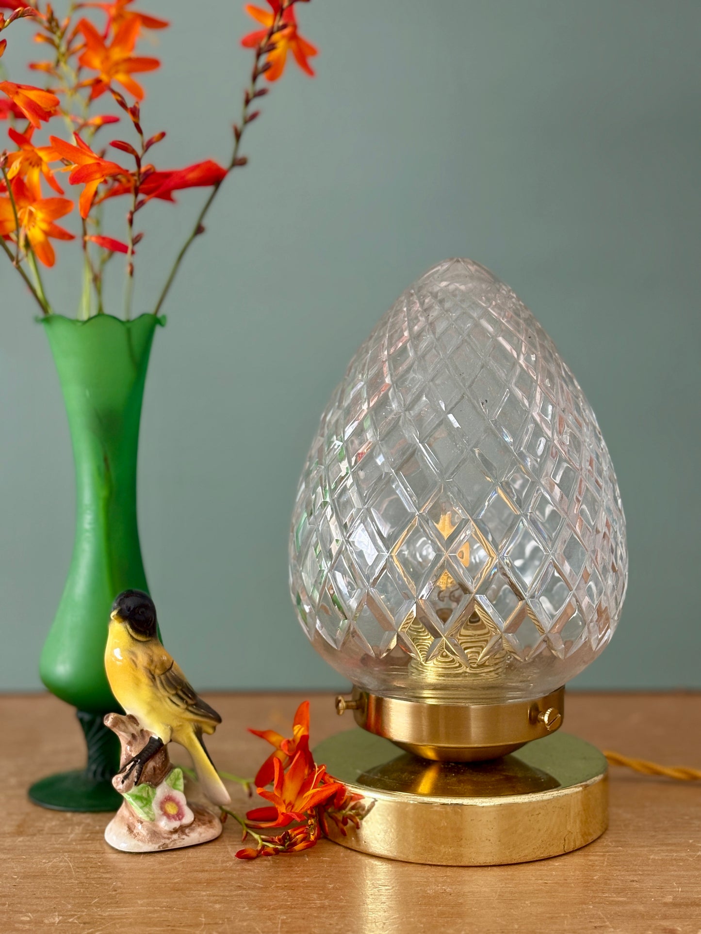 Lampe à poser globe vintage en verre ciselé