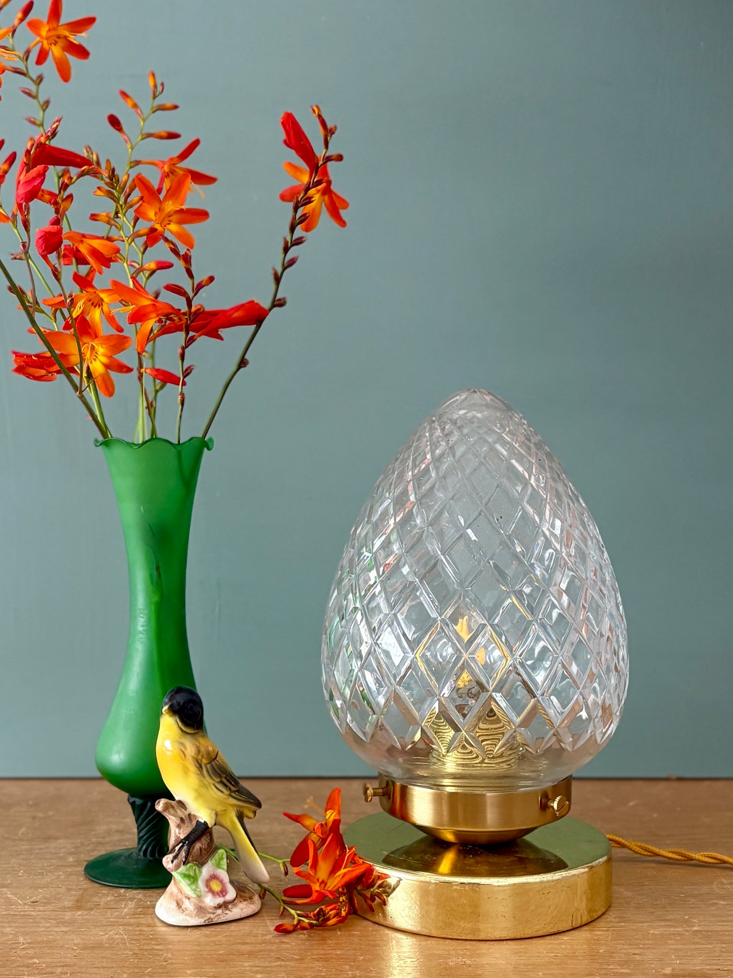 Lampe à poser globe vintage en verre ciselé