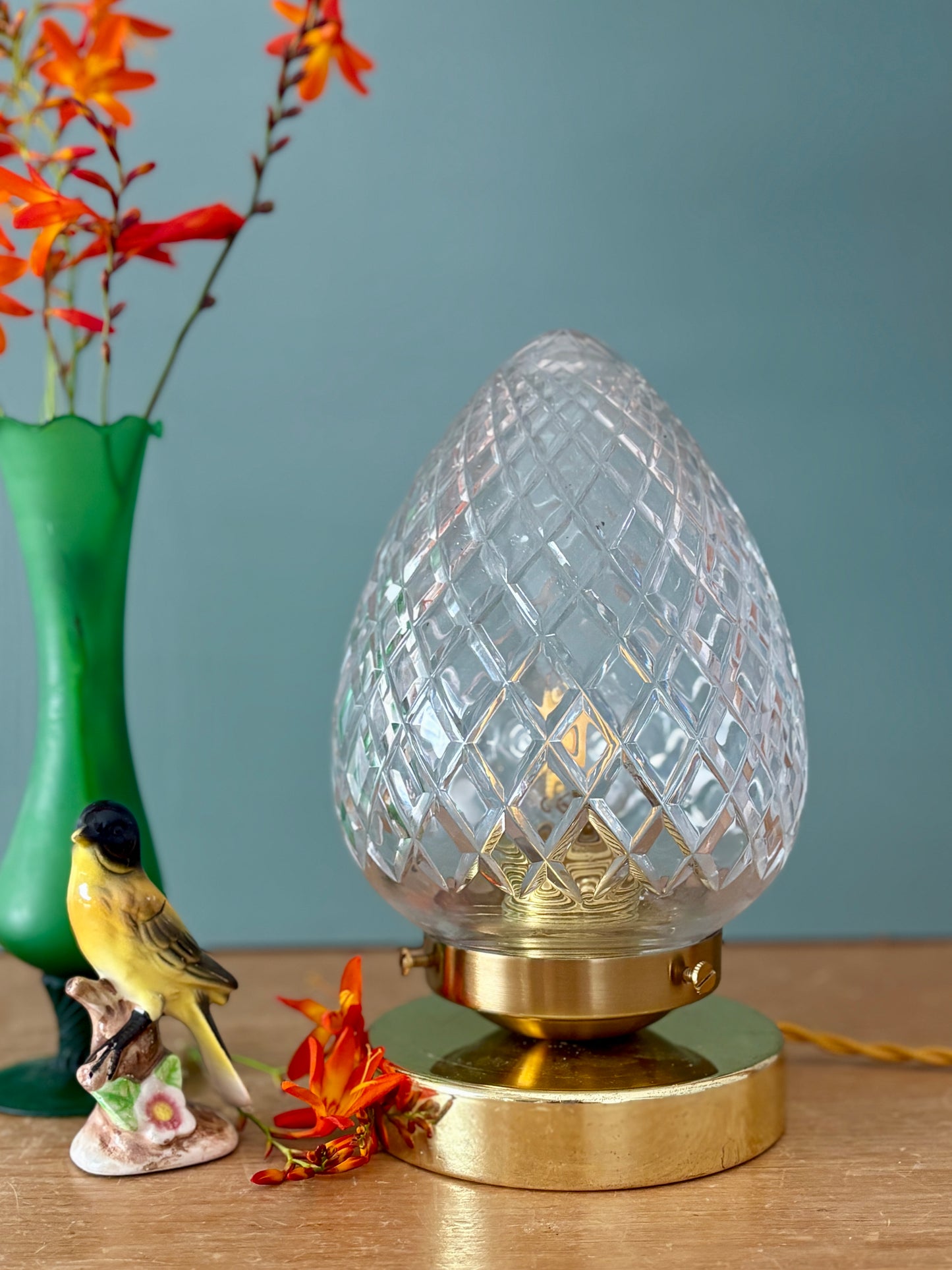 Lampe à poser globe vintage en verre ciselé