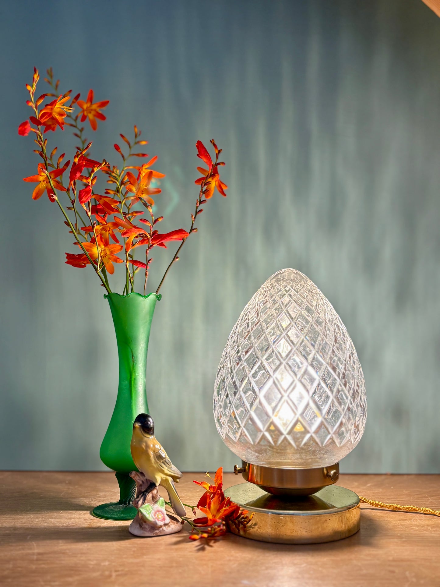 Lampe à poser globe vintage en verre ciselé