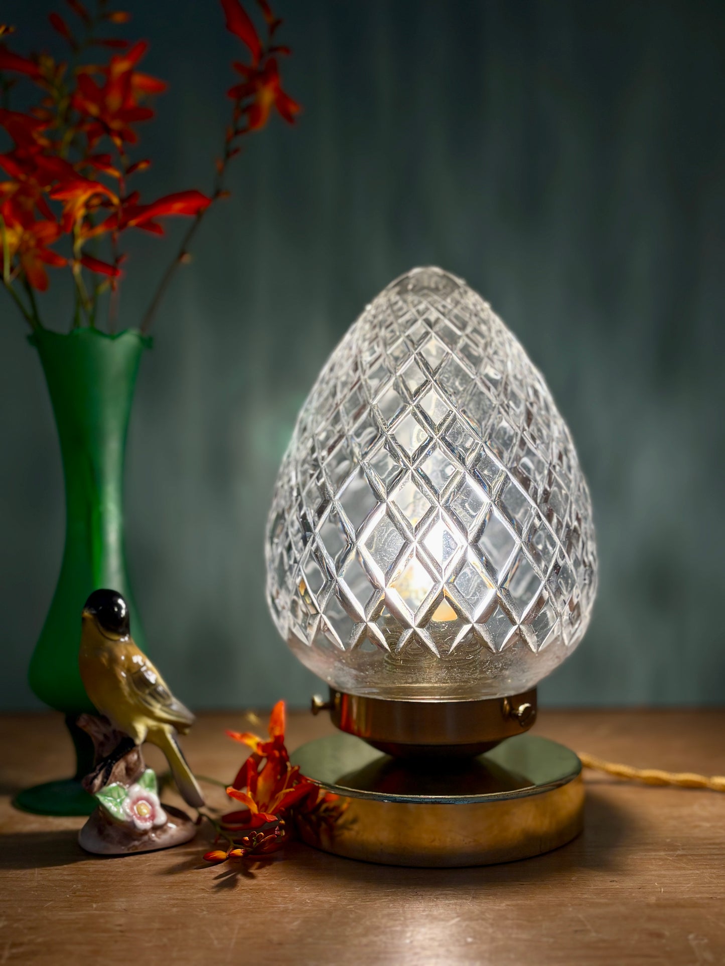 Lampe à poser globe vintage en verre ciselé