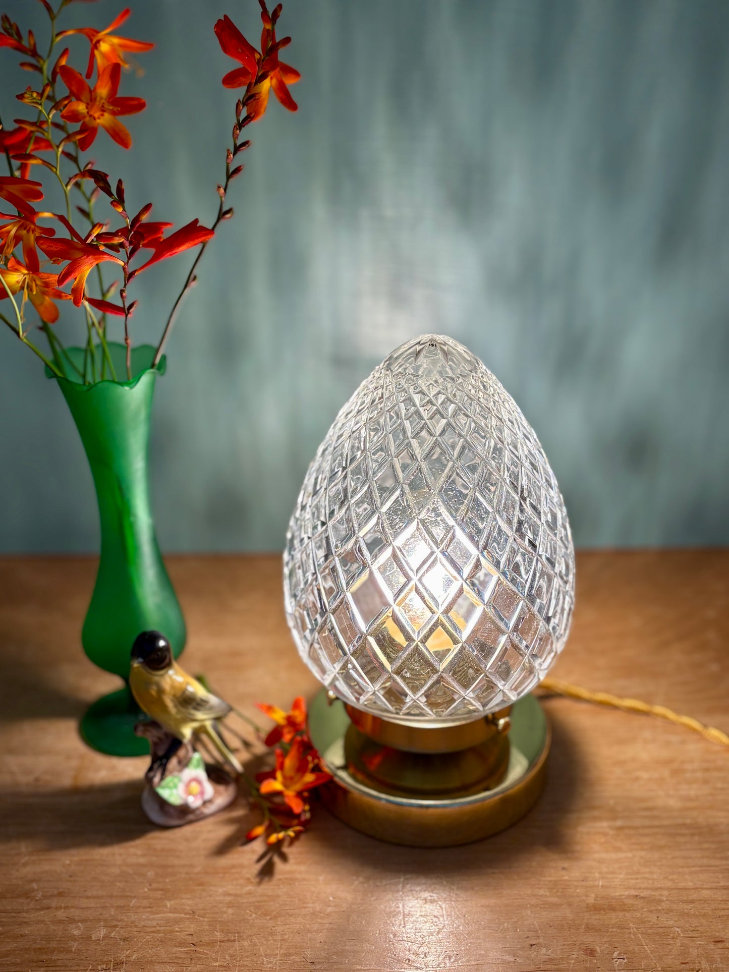 Lampe à poser globe vintage en verre ciselé