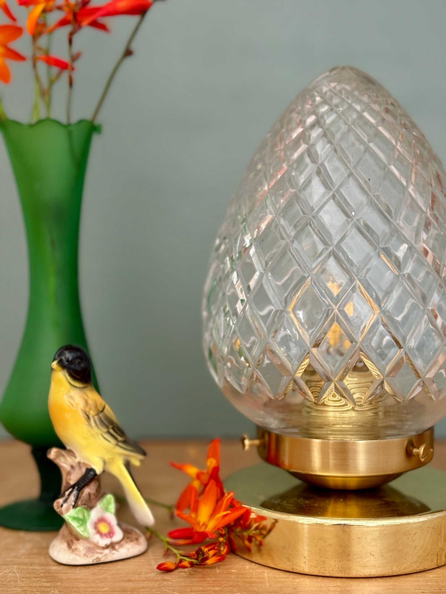 Lampe à poser globe vintage en verre ciselé