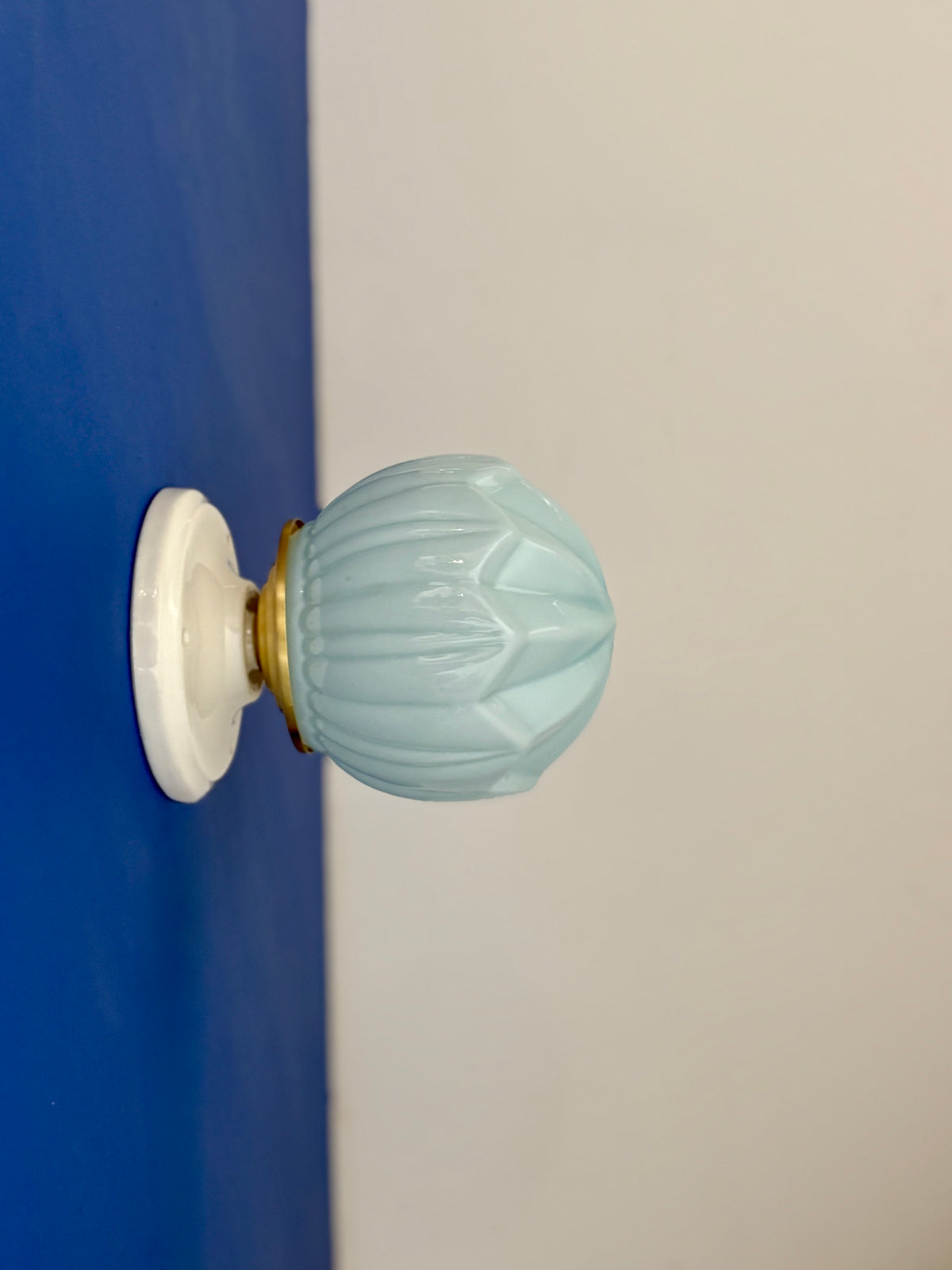 Applique globe vintage art déco en opaline bleue