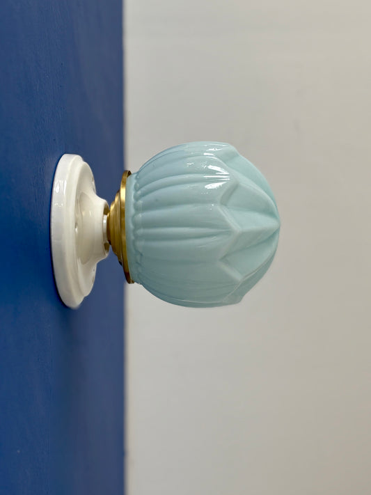 Applique globe vintage art déco en opaline bleue