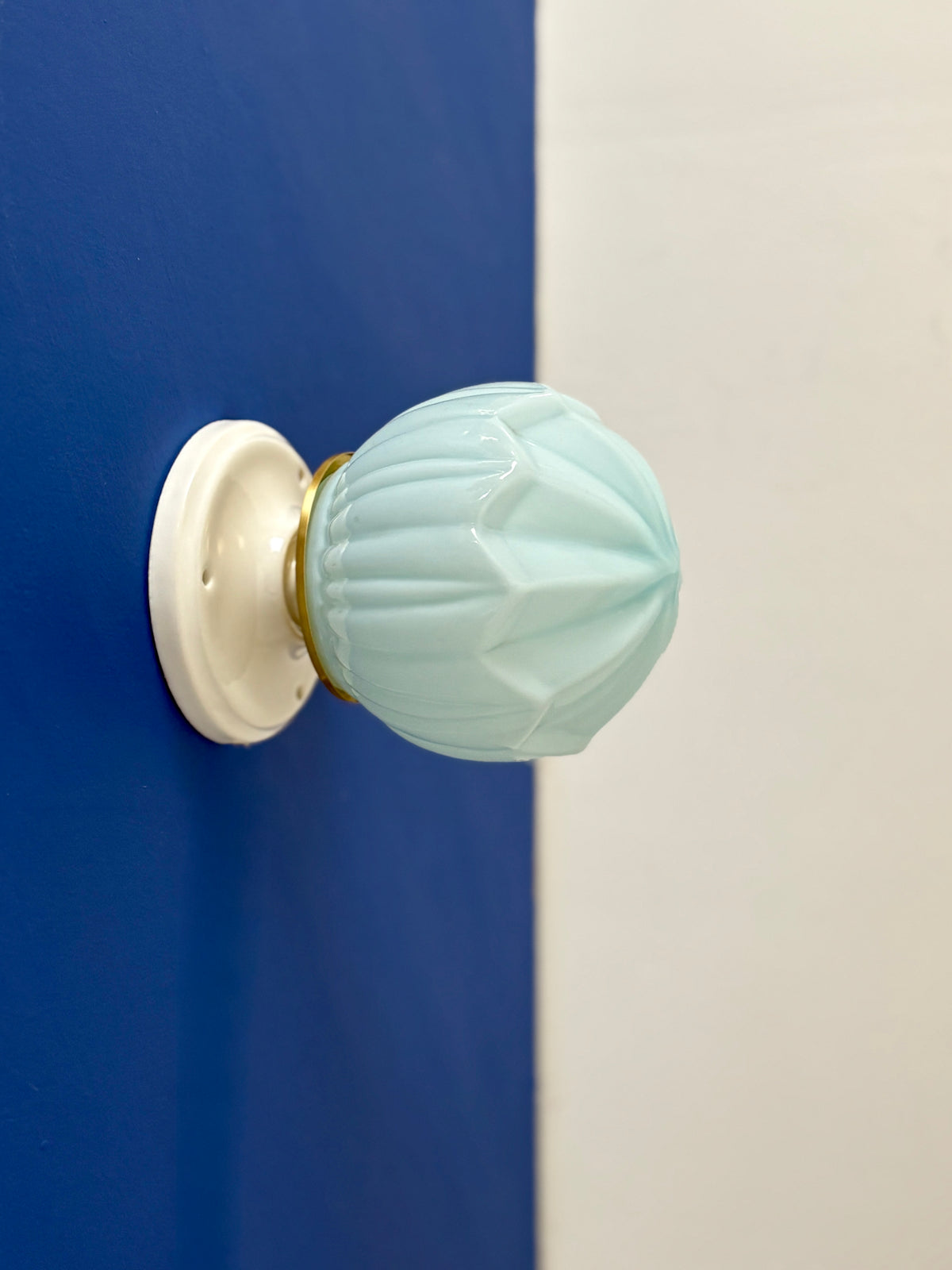 Applique globe vintage art déco en opaline bleue