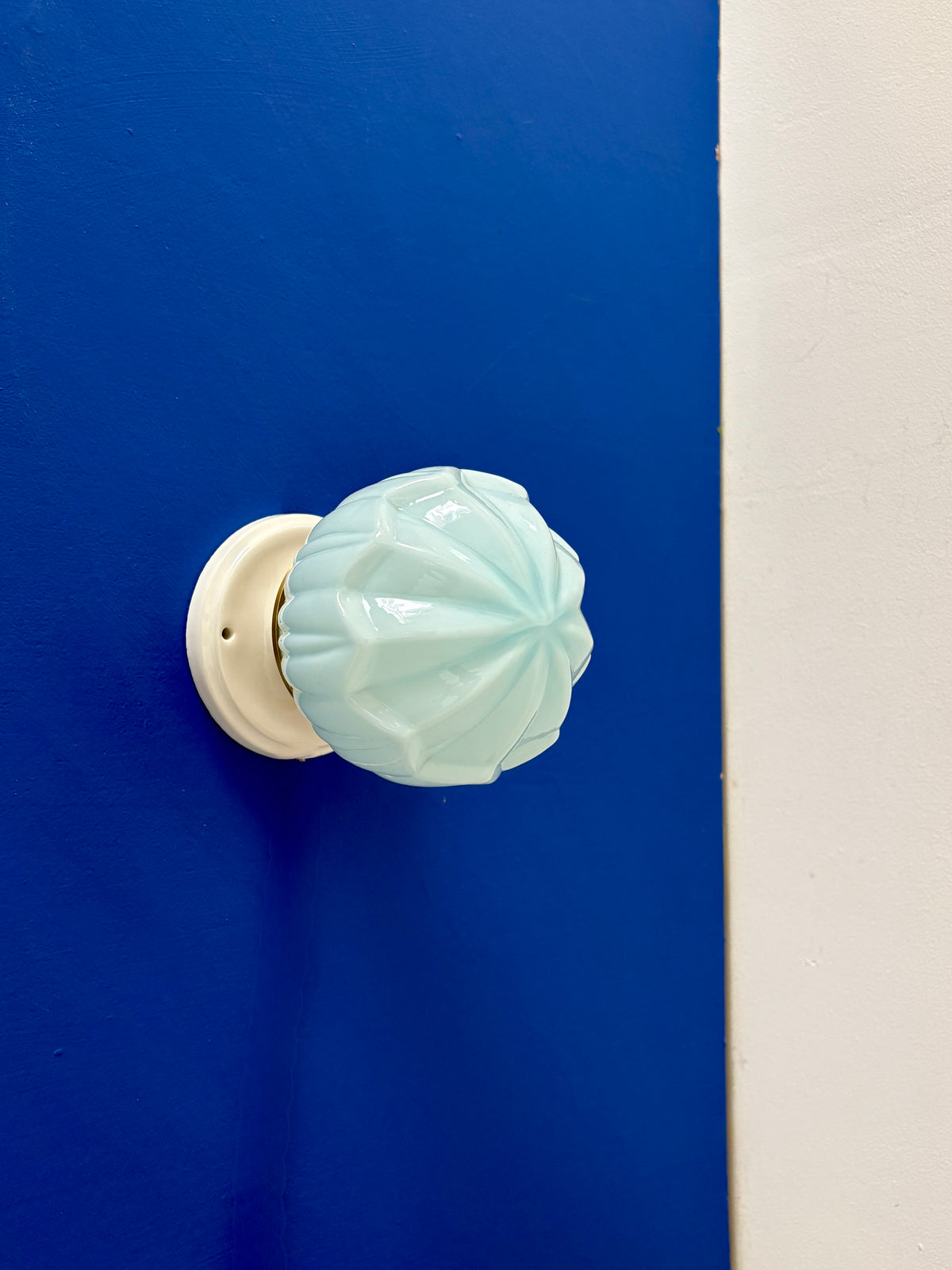 Applique globe vintage art déco en opaline bleue