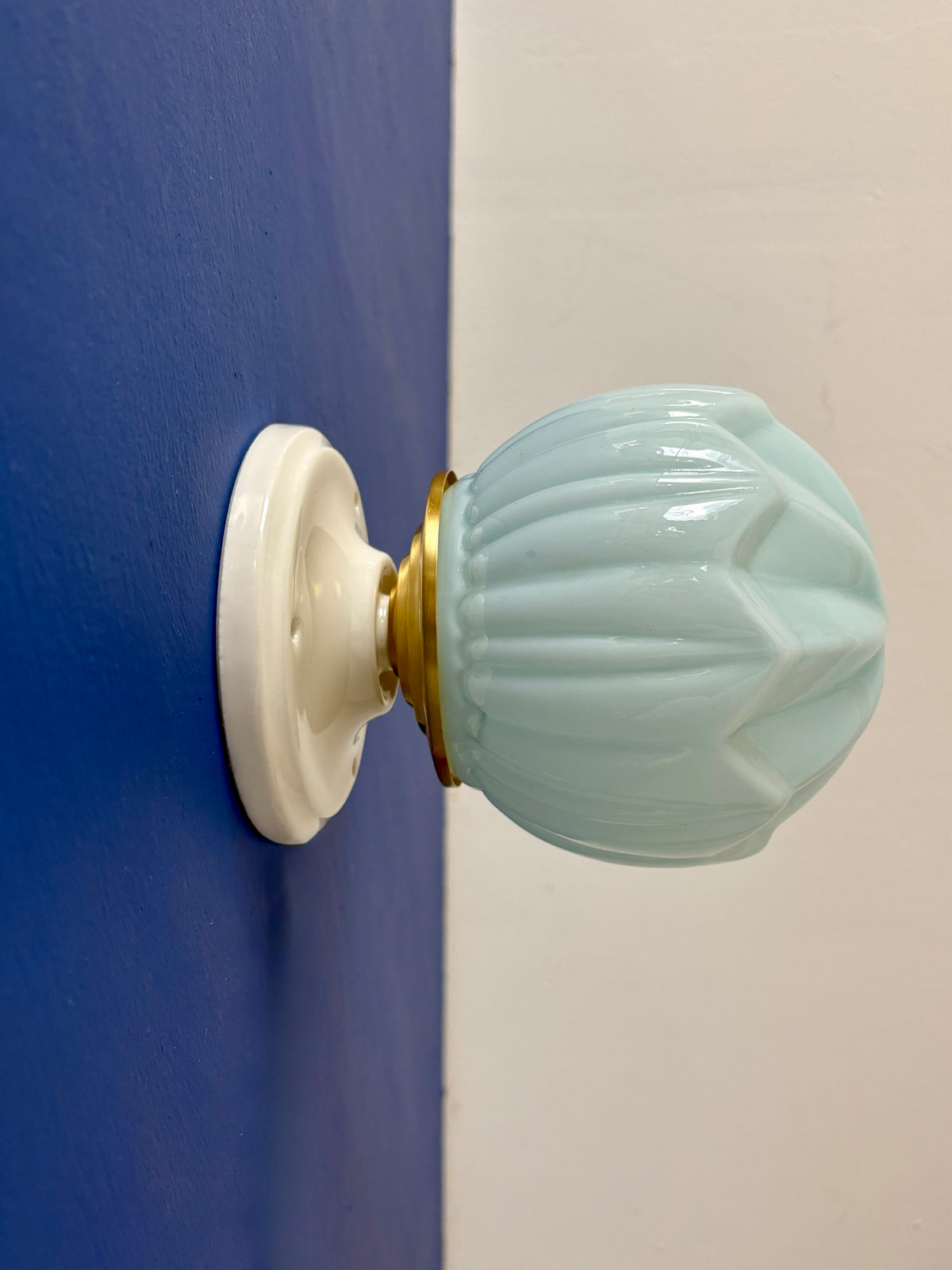 Applique globe vintage art déco en opaline bleue
