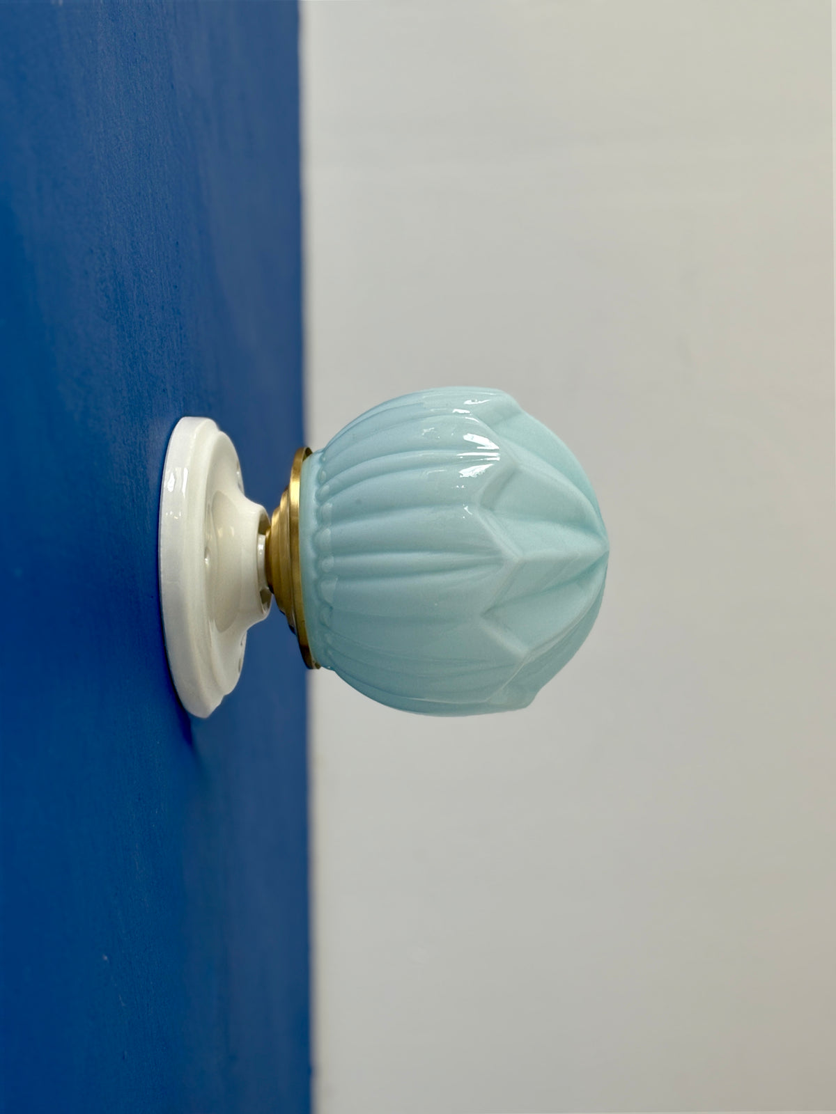 Applique globe vintage art déco en opaline bleue