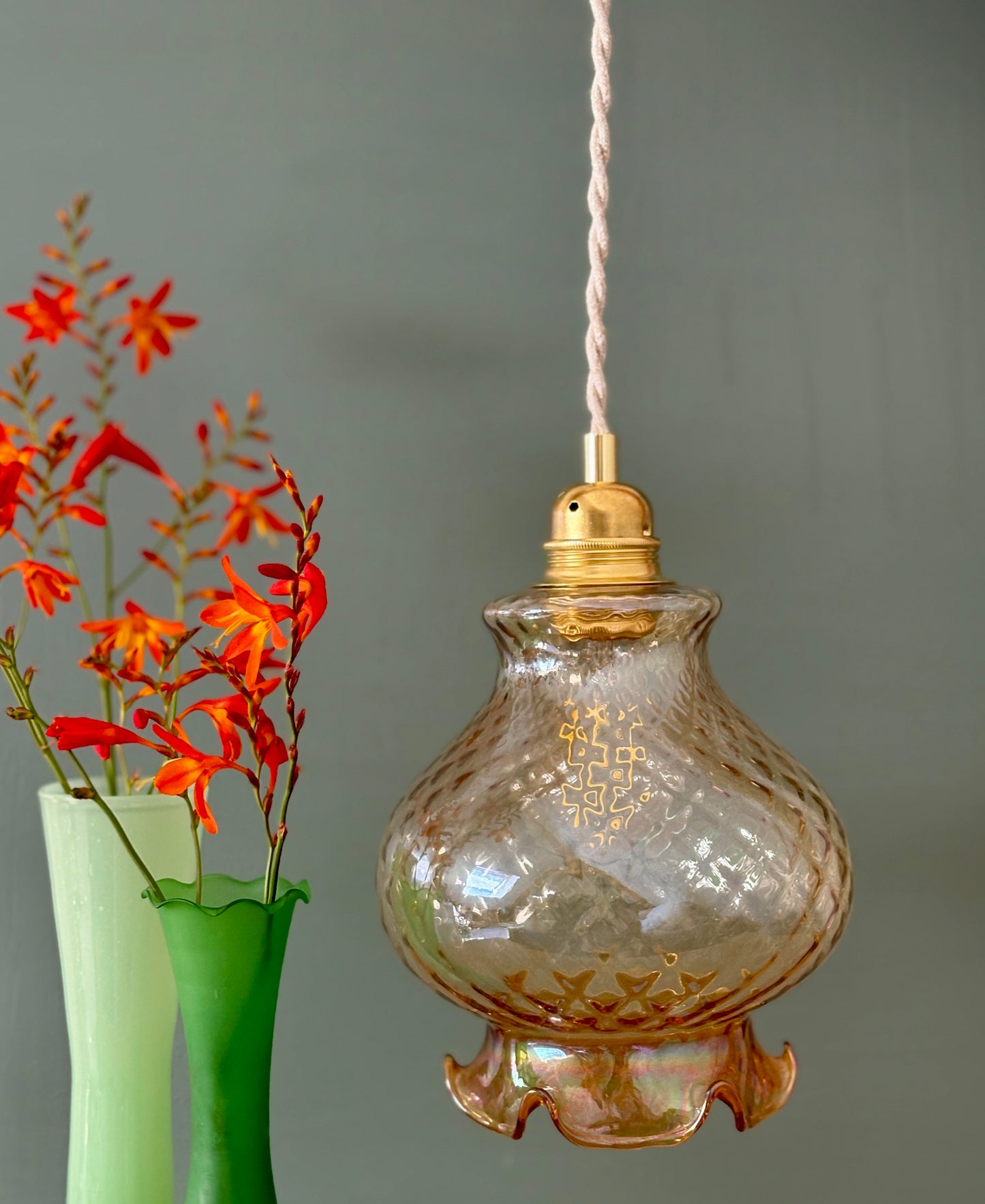 Suspension globe vintage en verre ambré (AMB10)