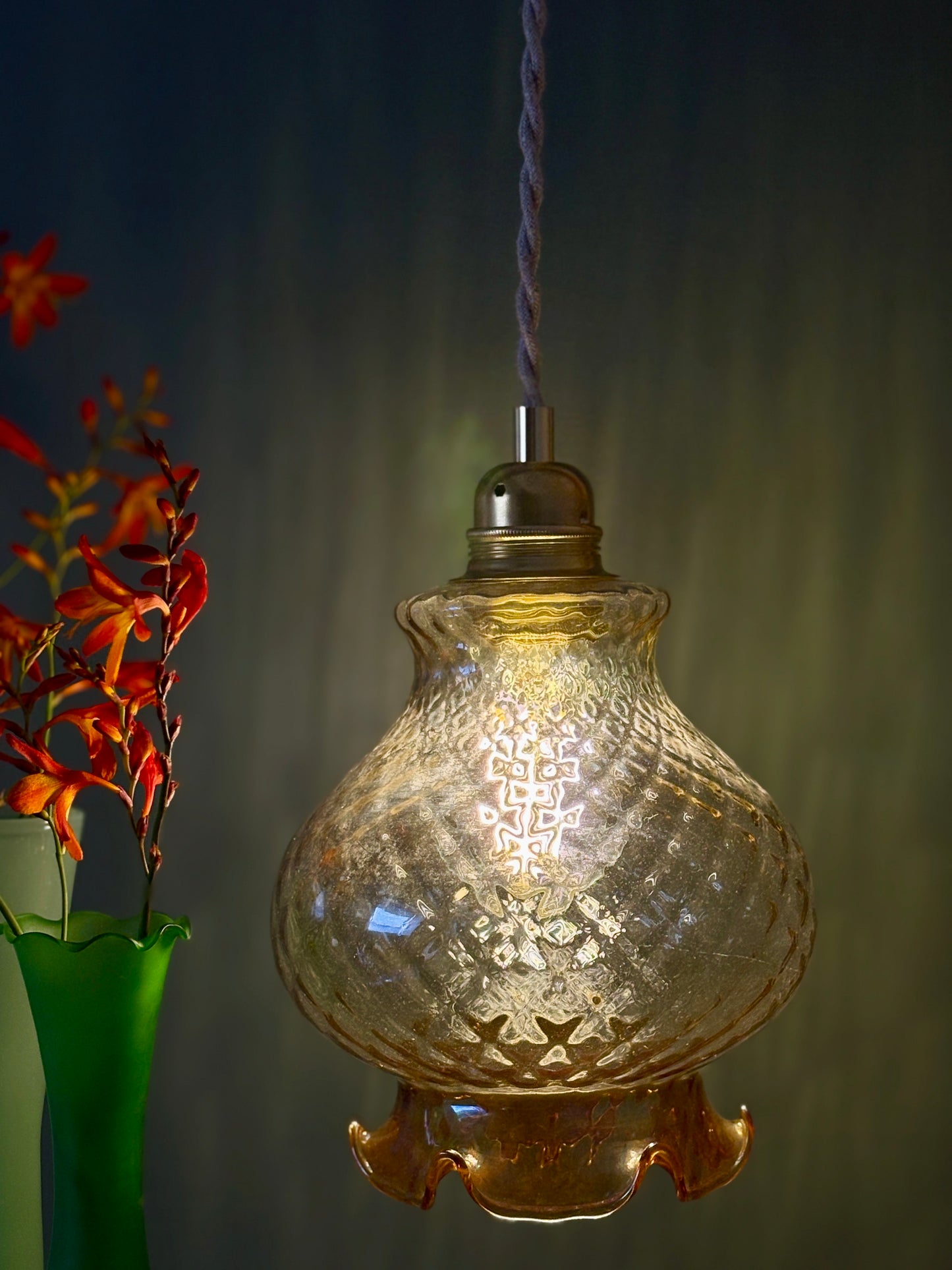 Suspension globe vintage en verre ambré (AMB10)