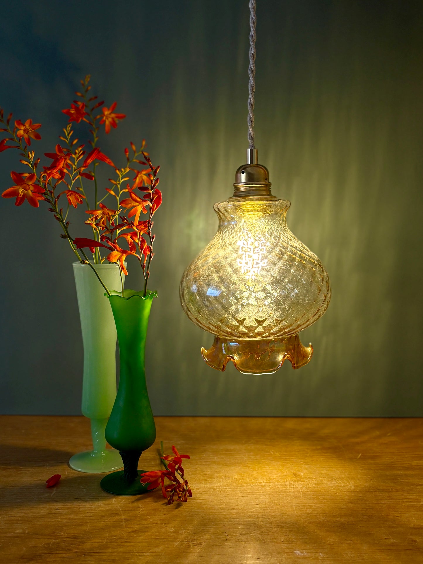Suspension globe vintage en verre ambré (AMB10)