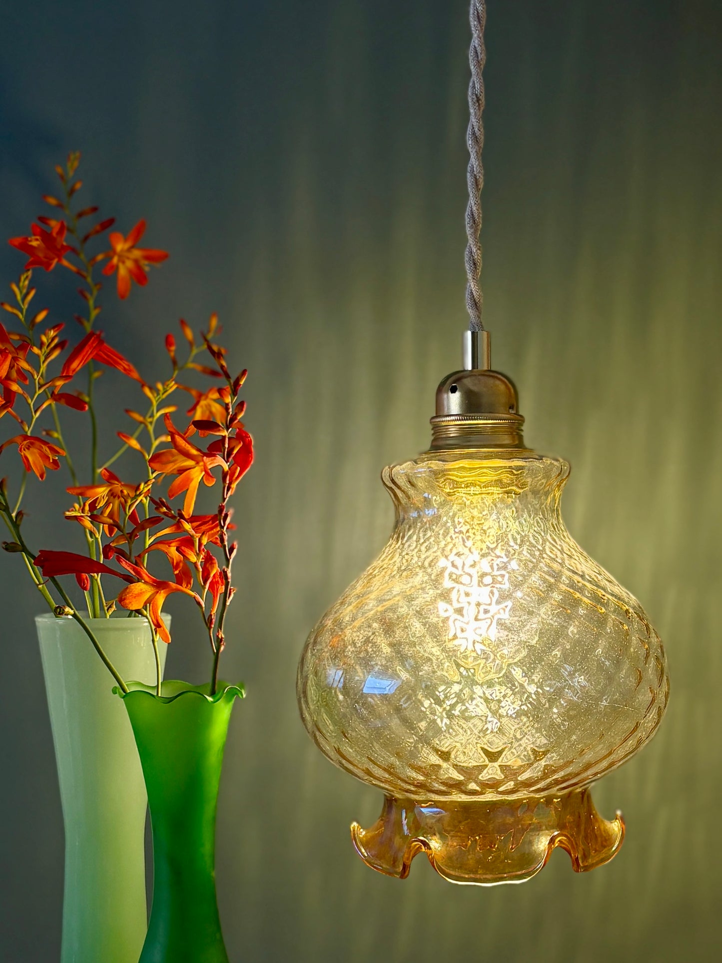 Suspension globe vintage en verre ambré (AMB10)