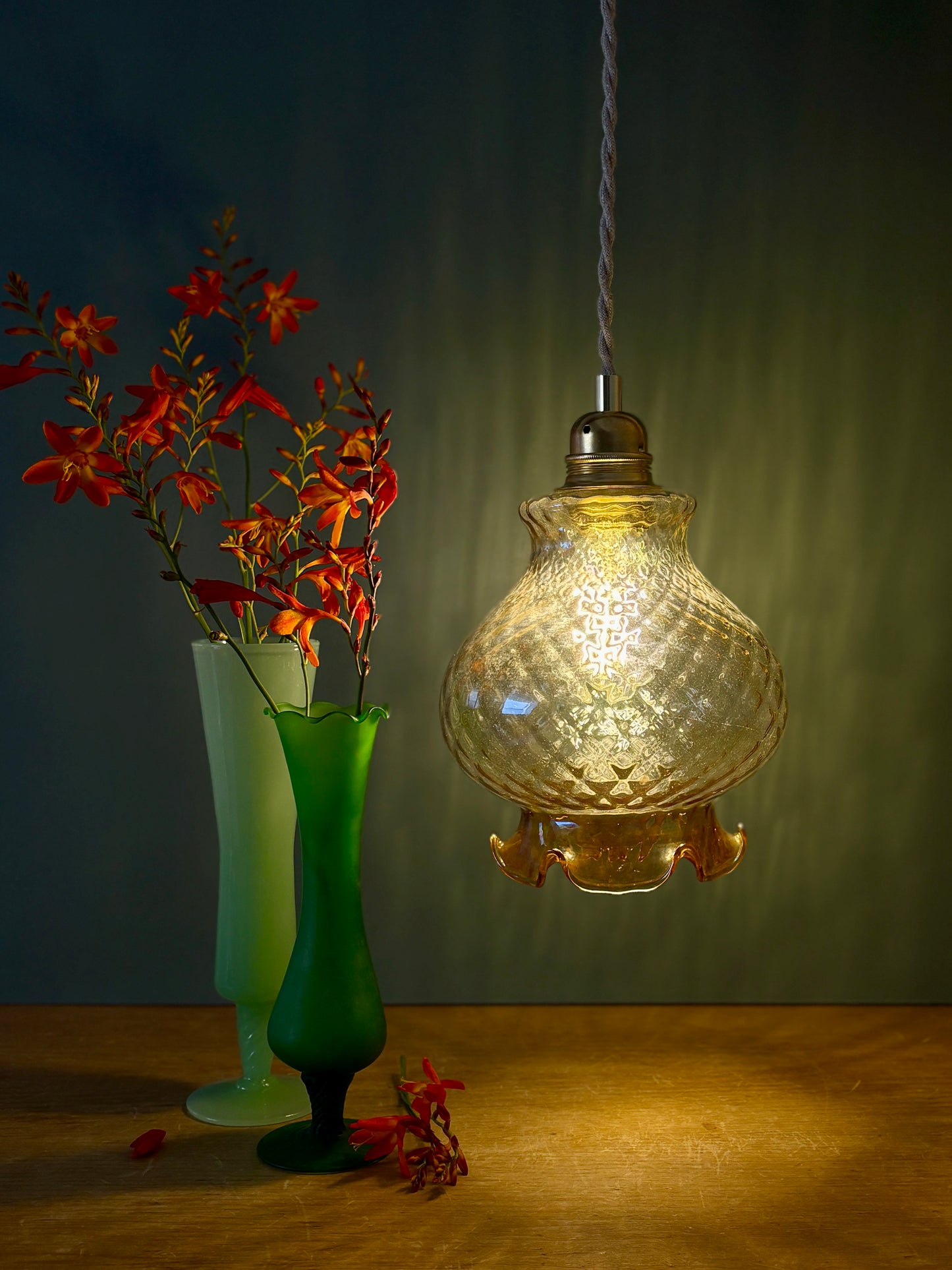 Suspension globe vintage en verre ambré (AMB10)