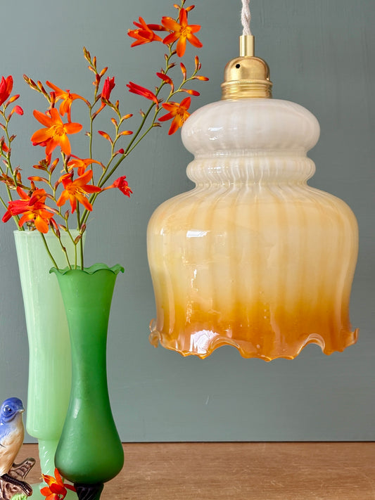 Suspension globe vintage en opaline blanche et ocre