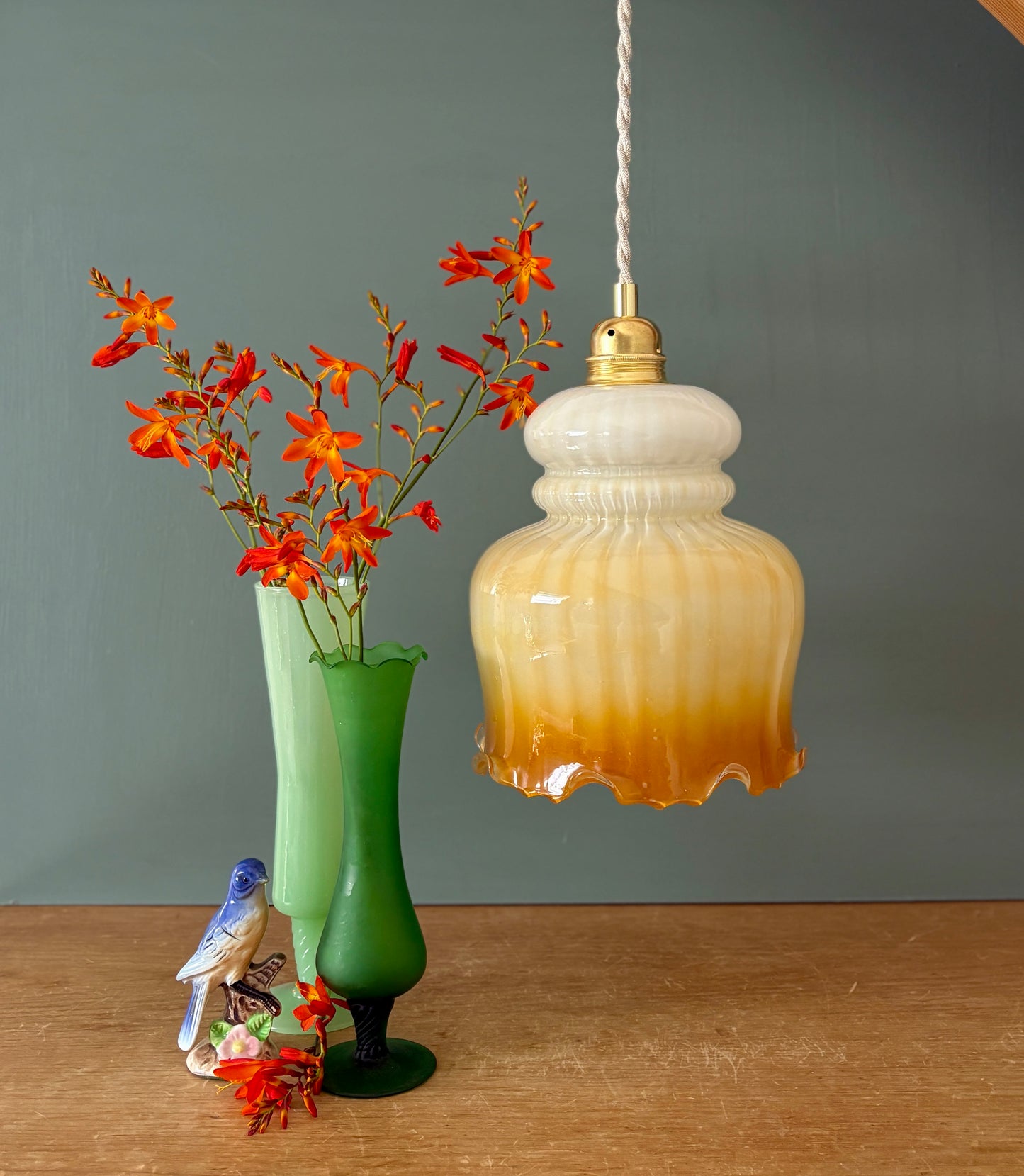 Suspension globe vintage en opaline blanche et ocre