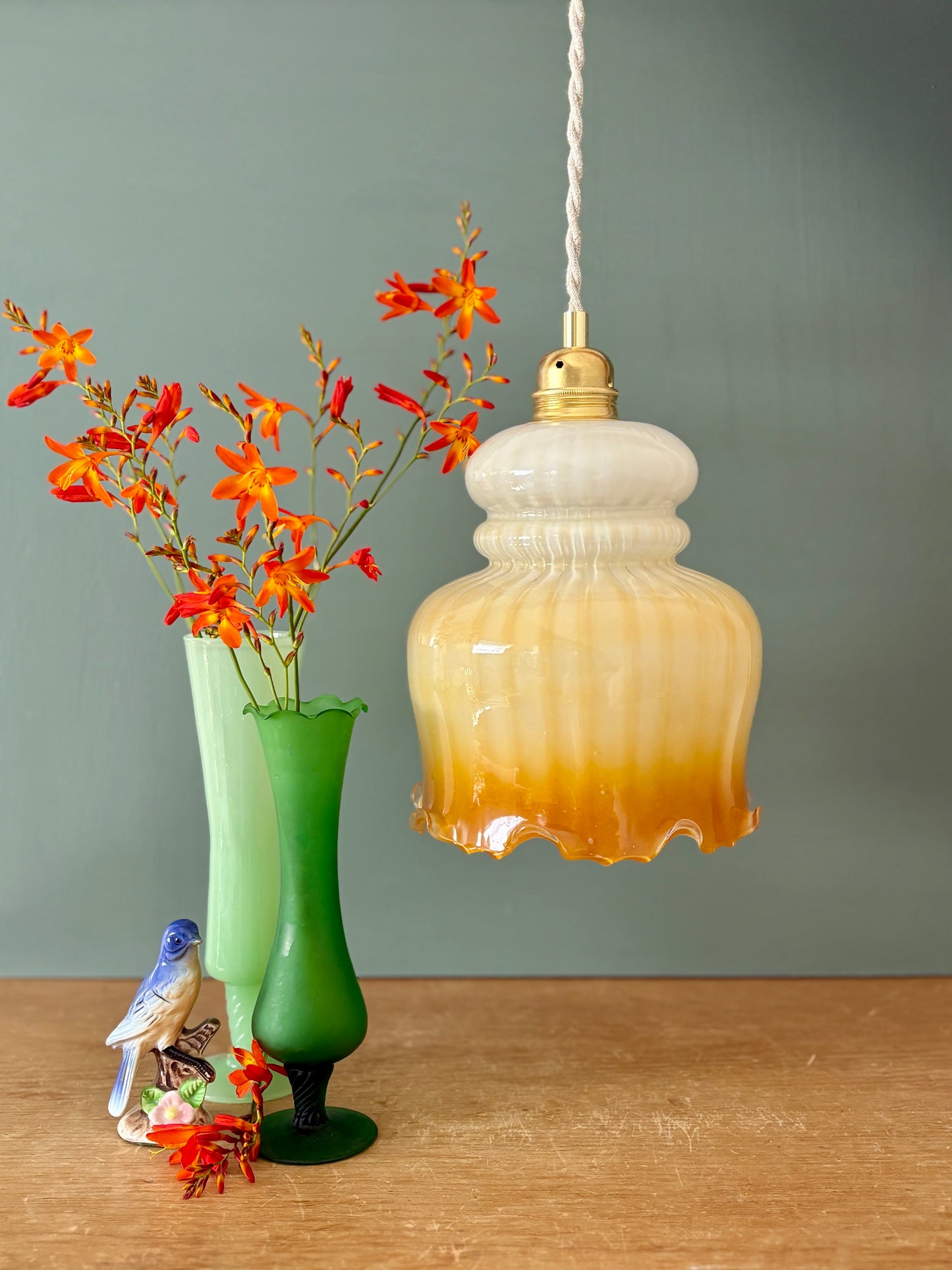 Suspension globe vintage en opaline blanche et ocre