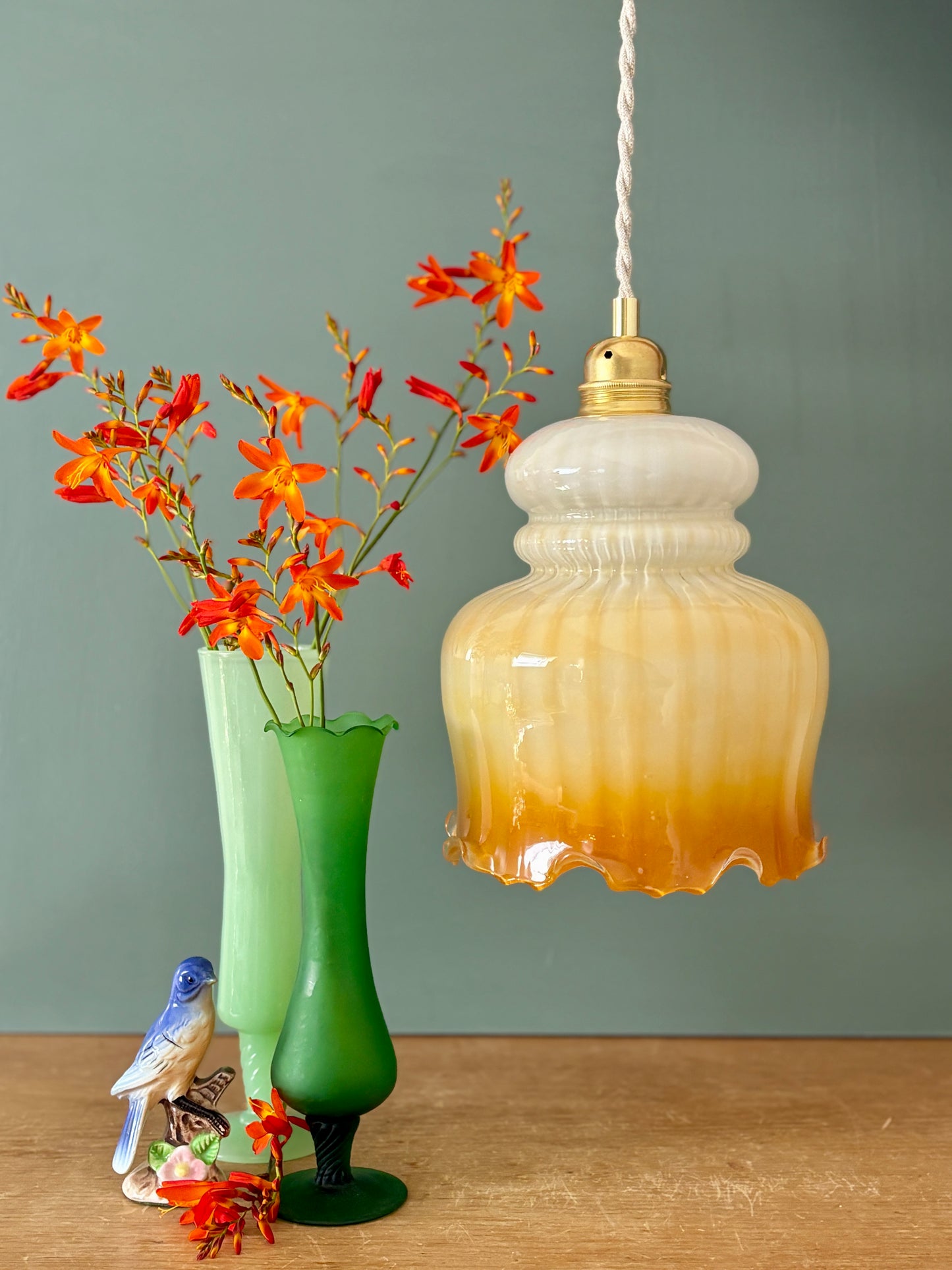 Suspension globe vintage en opaline blanche et ocre