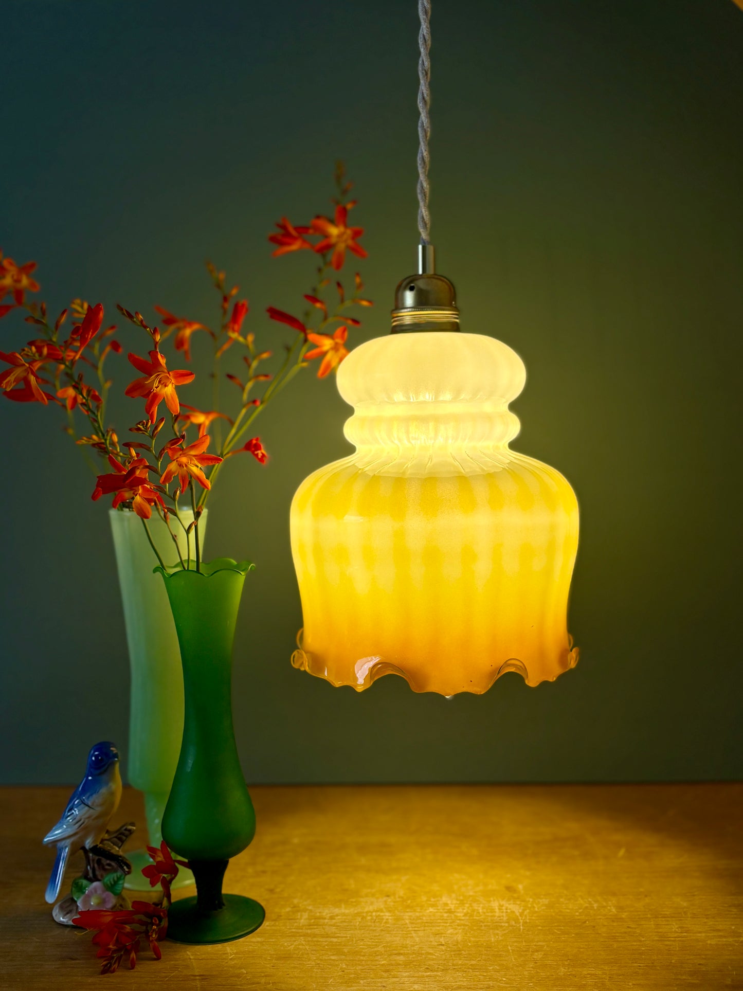 Suspension globe vintage en opaline blanche et ocre