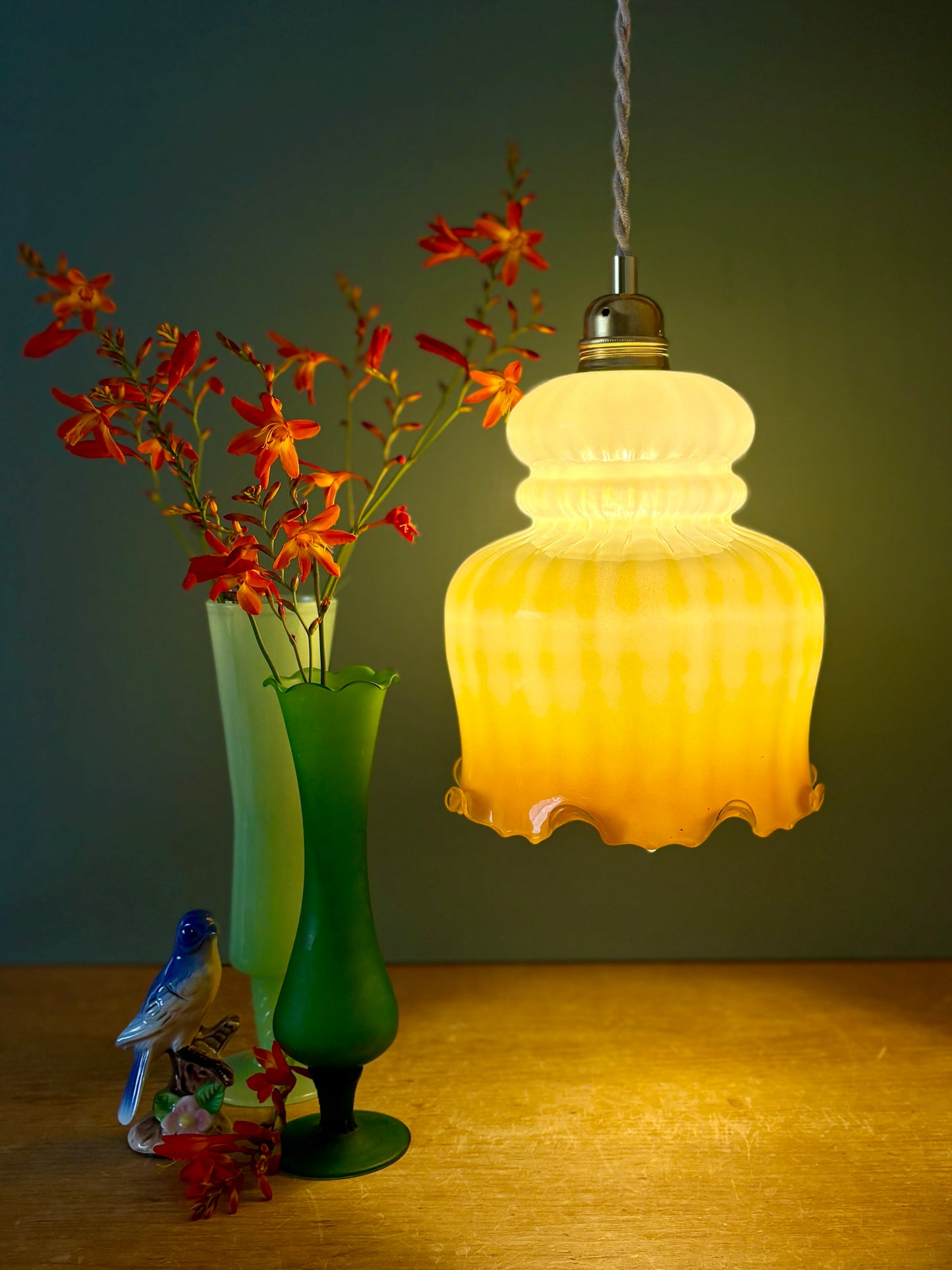 Suspension globe vintage en opaline blanche et ocre