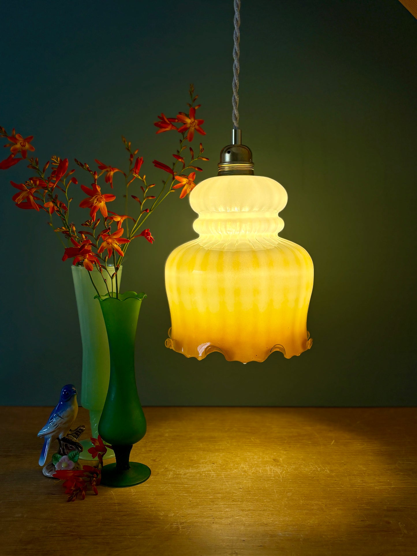 Suspension globe vintage en opaline blanche et ocre
