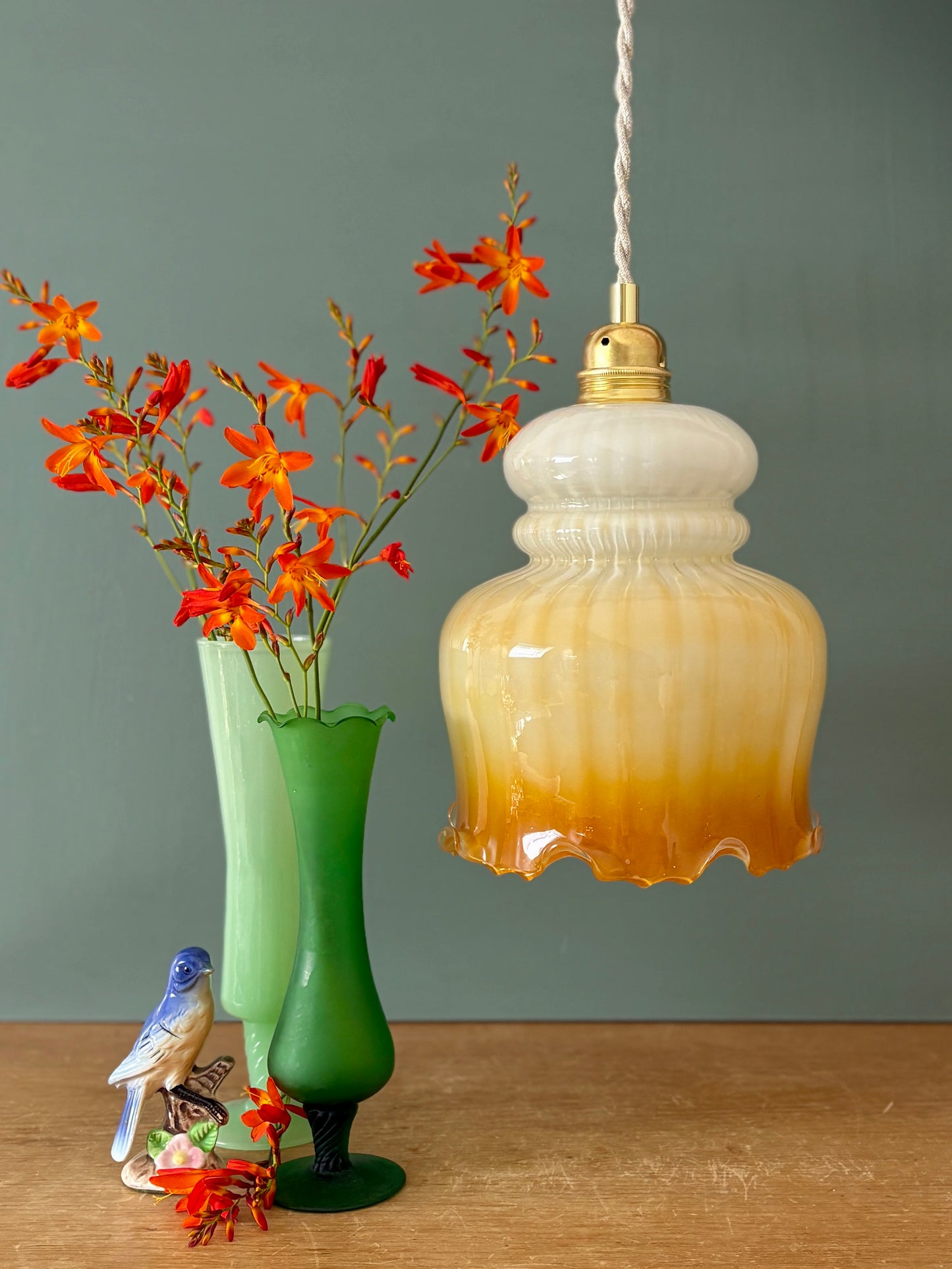 Suspension globe vintage en opaline blanche et ocre
