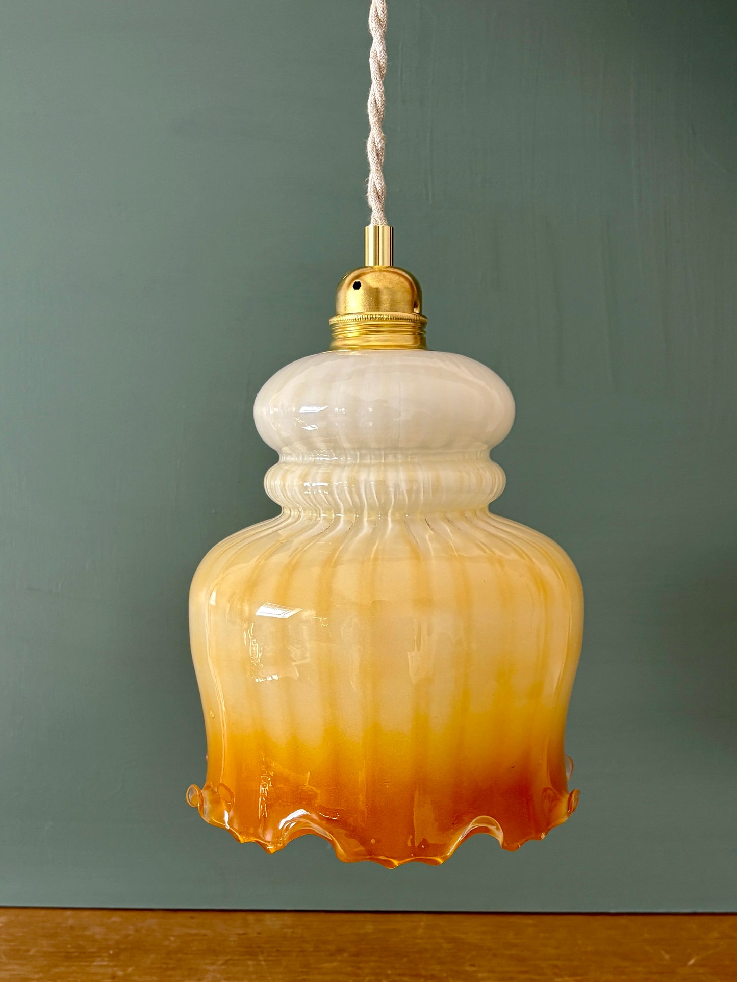 Suspension globe vintage en opaline blanche et ocre
