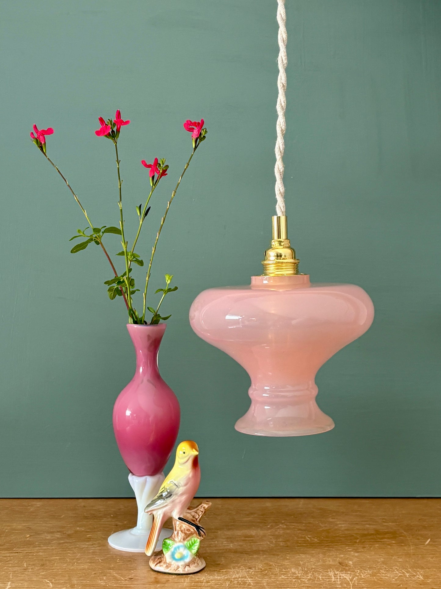Suspension abat-jour vintage en opaline rose