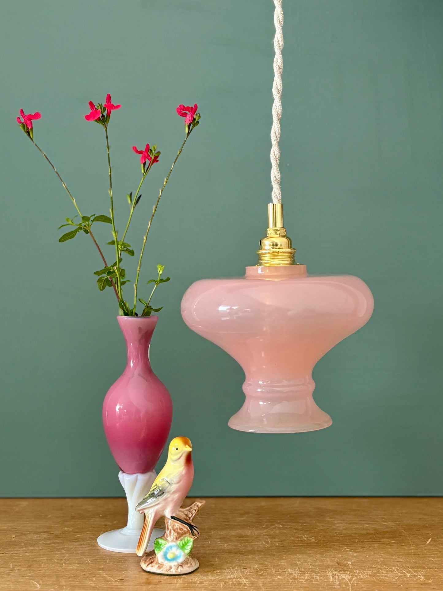 Suspension abat-jour vintage en opaline rose