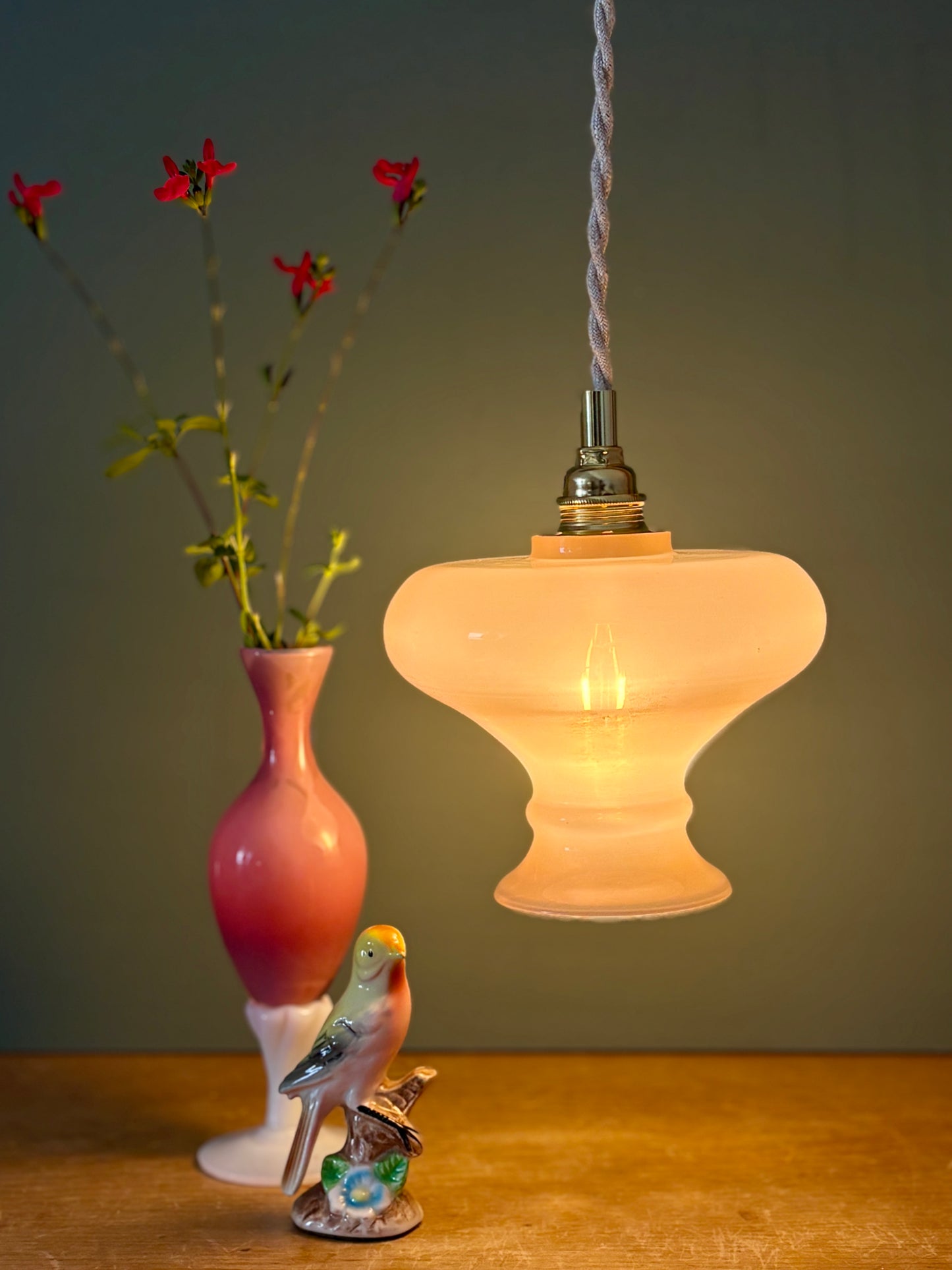 Suspension abat-jour vintage en opaline rose