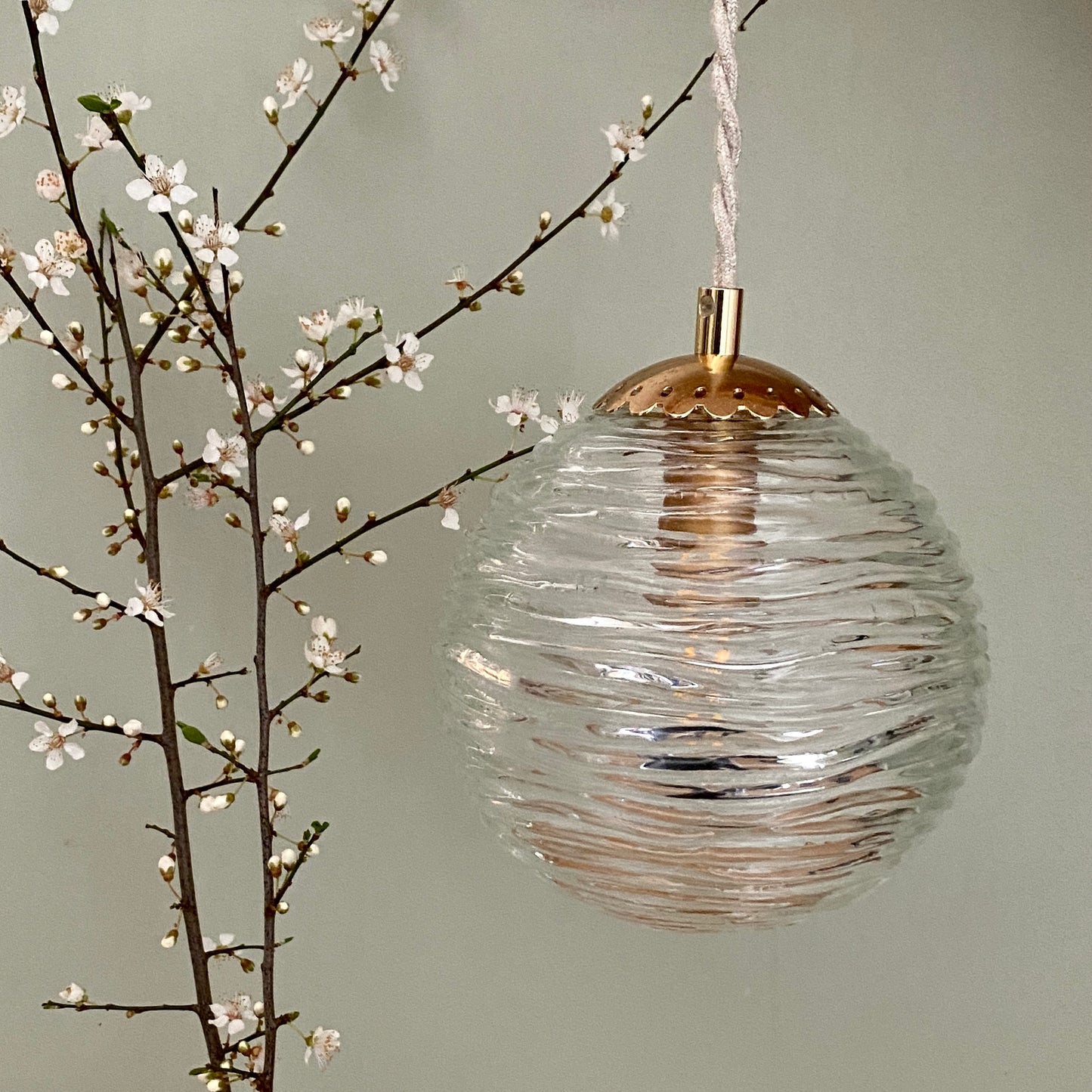 Suspension globe vintage en verre moulé