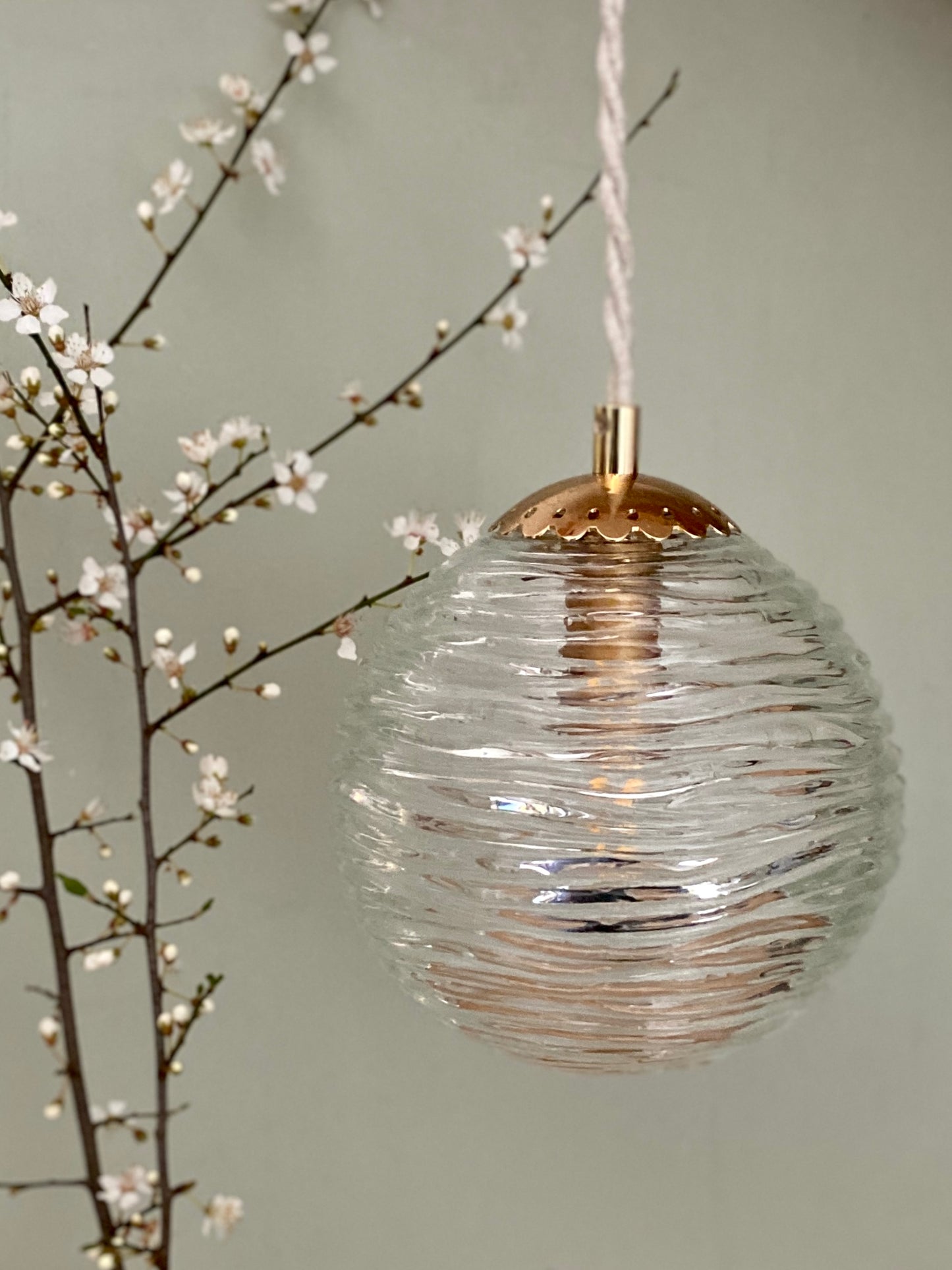 Suspension globe vintage en verre moulé