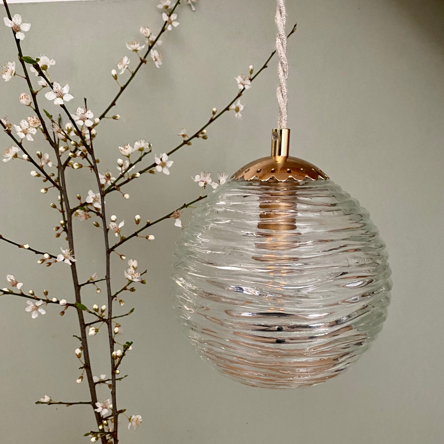 Suspension globe vintage en verre moulé