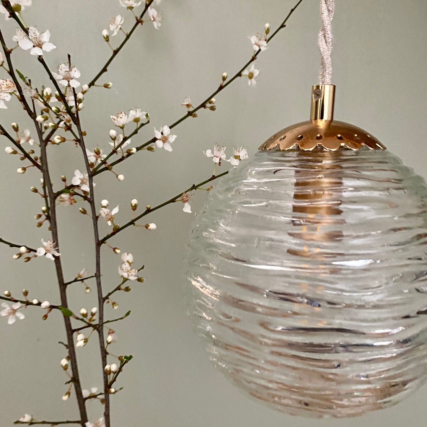 Suspension globe vintage en verre moulé