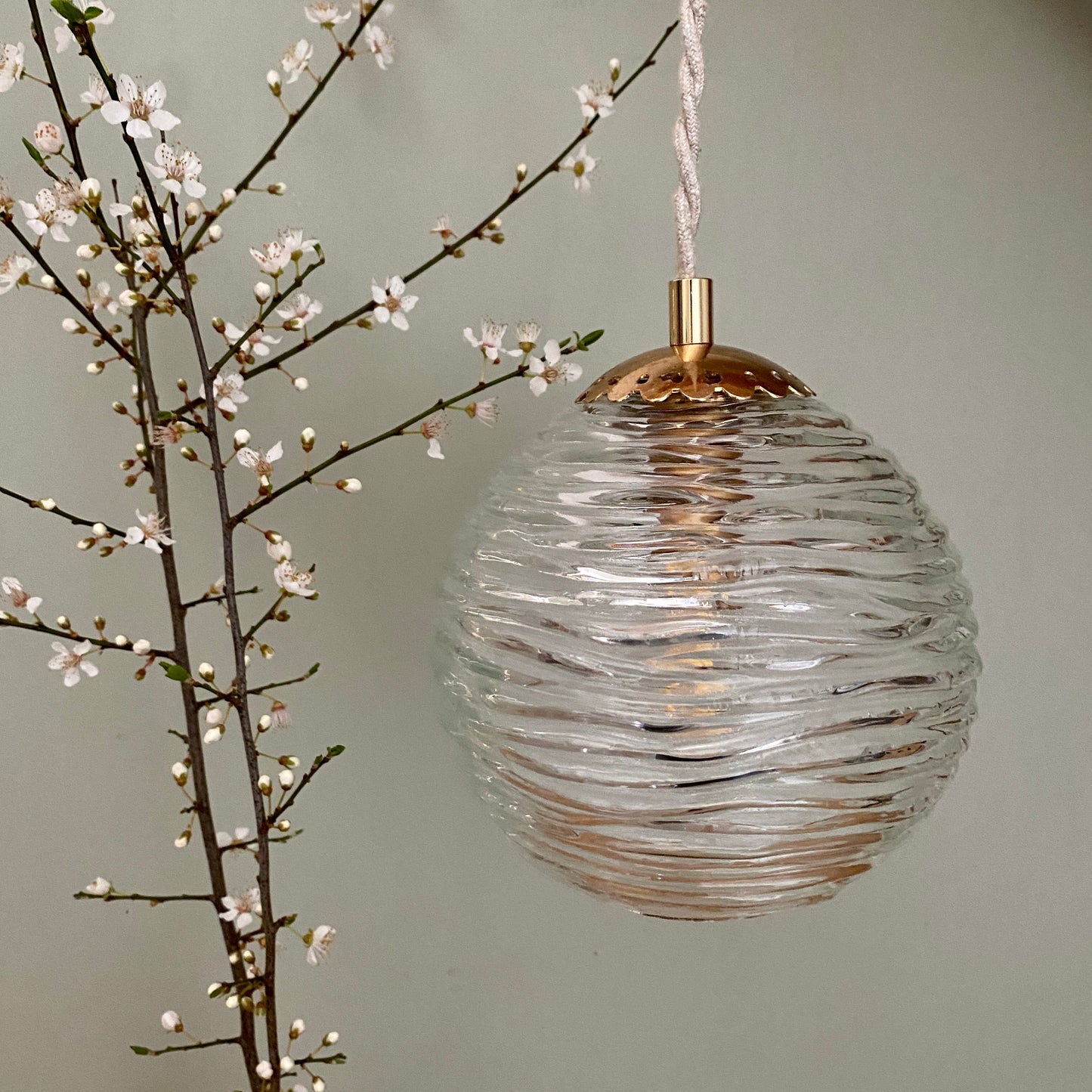 Suspension globe vintage en verre moulé