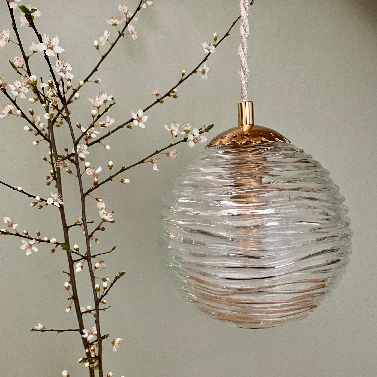 Suspension globe vintage en verre moulé