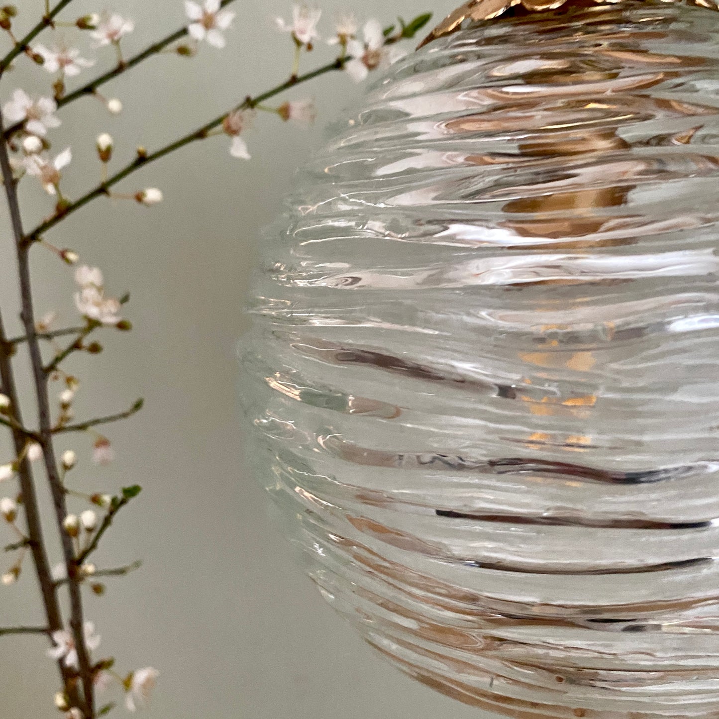 Suspension globe vintage en verre moulé