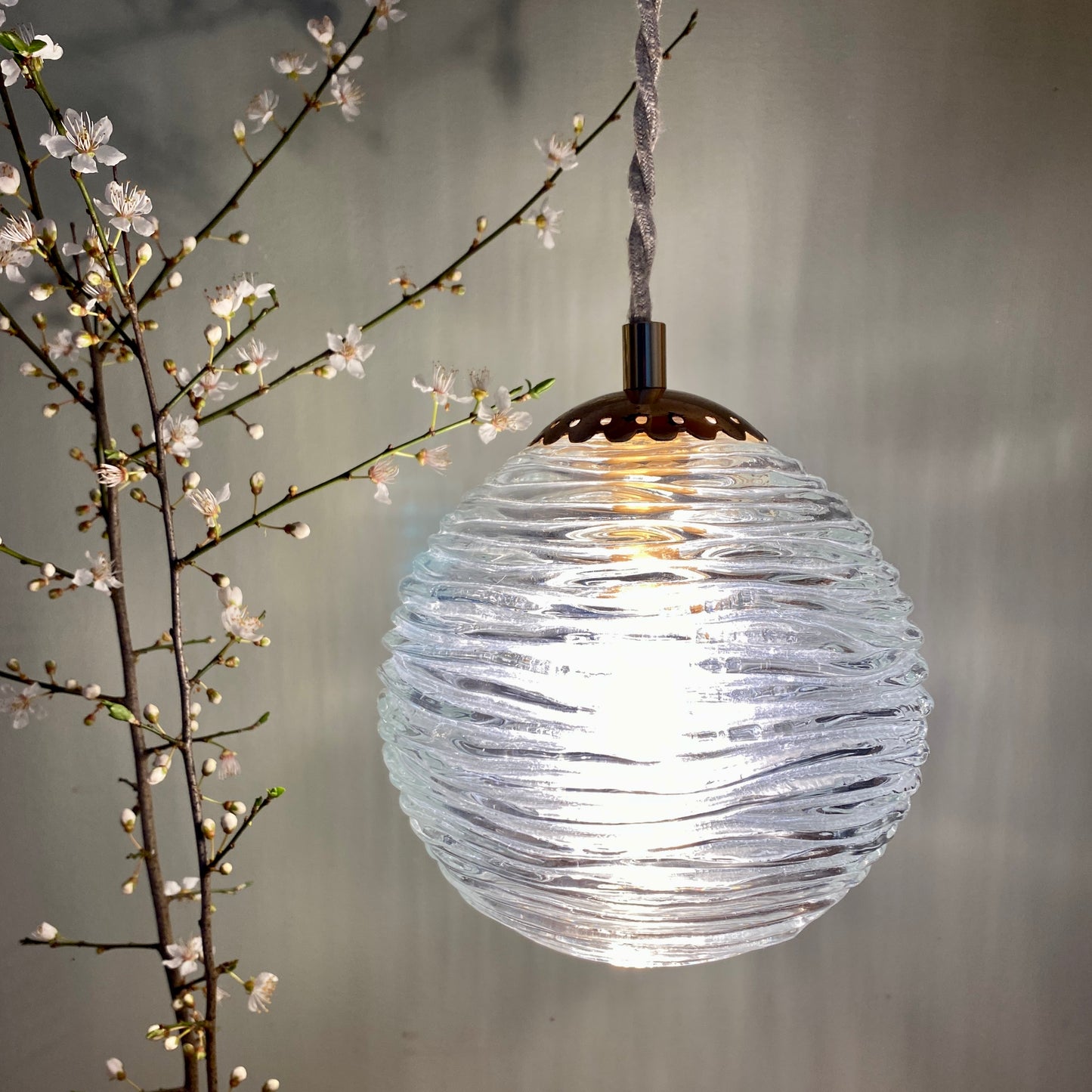 Suspension globe vintage en verre moulé