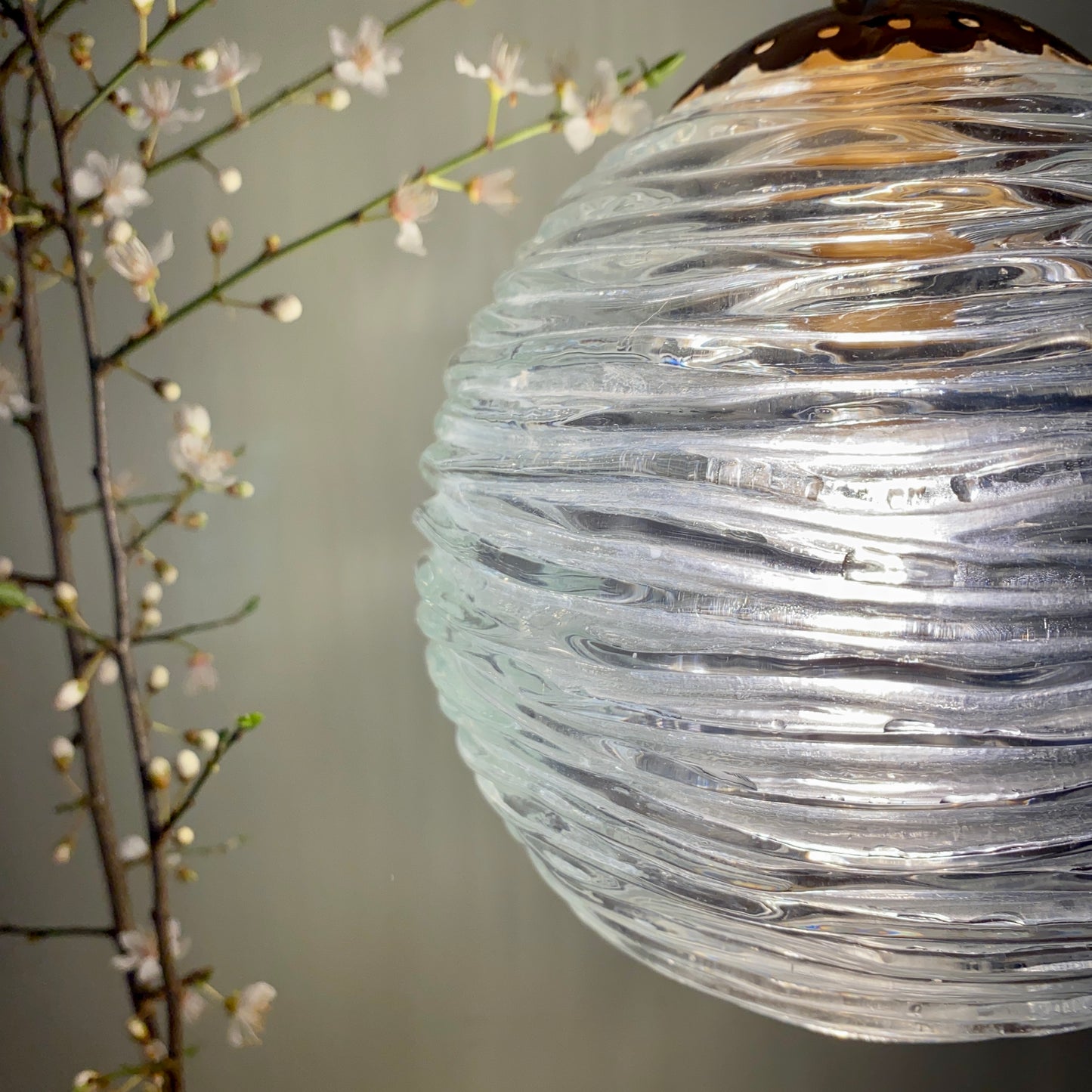 Suspension globe vintage en verre moulé