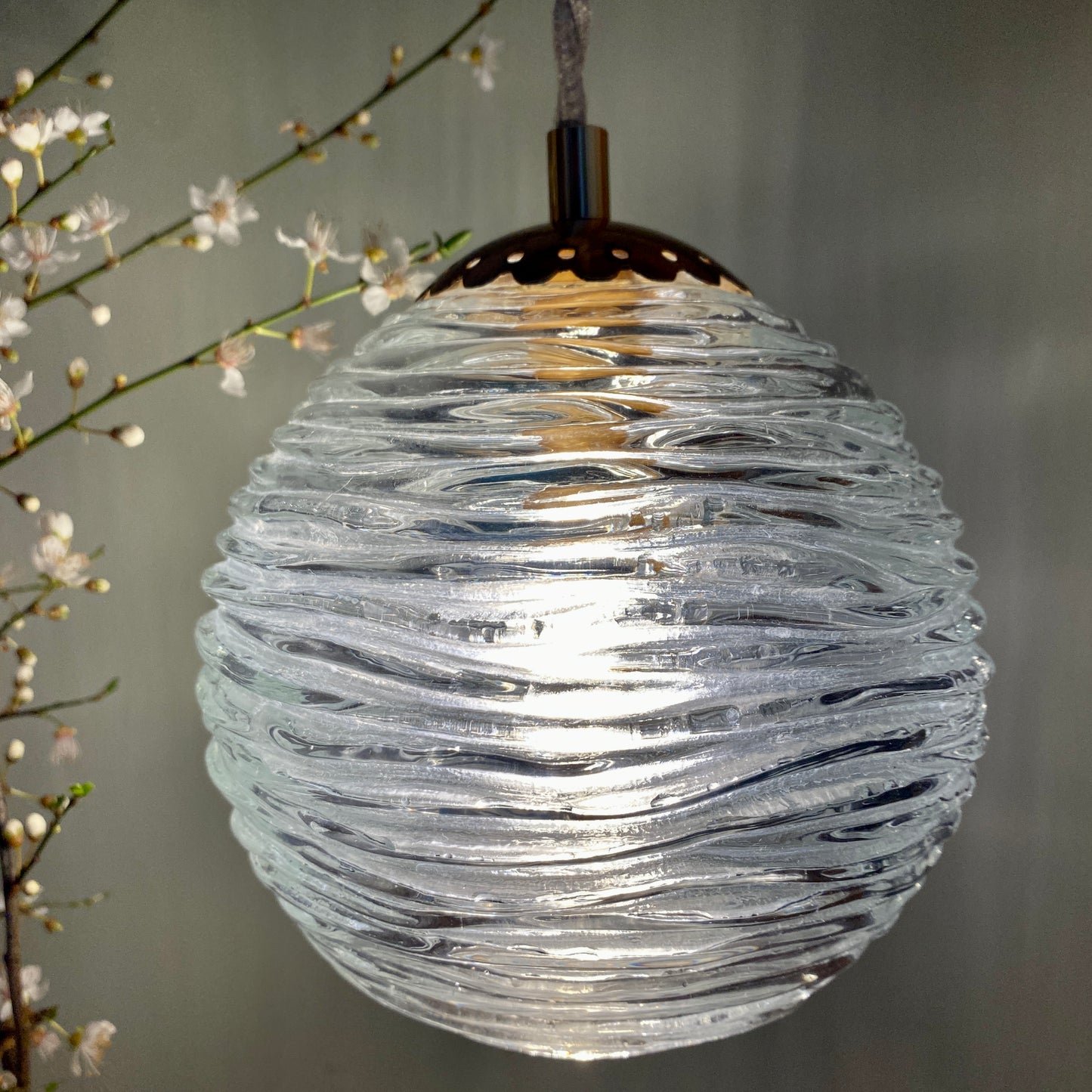 Suspension globe vintage en verre moulé