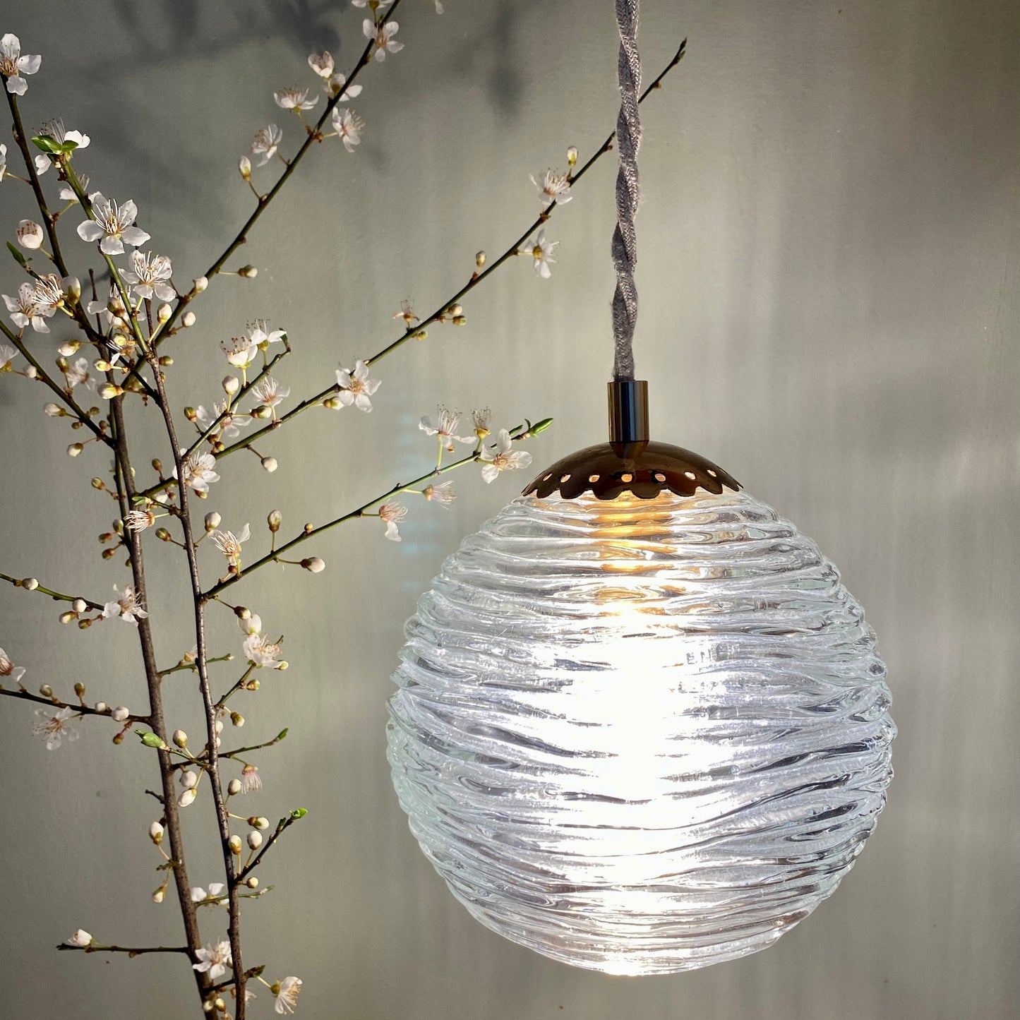 Suspension globe vintage en verre moulé