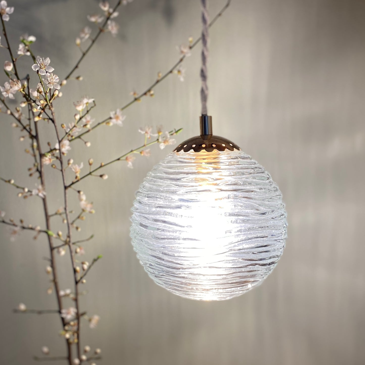 Suspension globe vintage en verre moulé