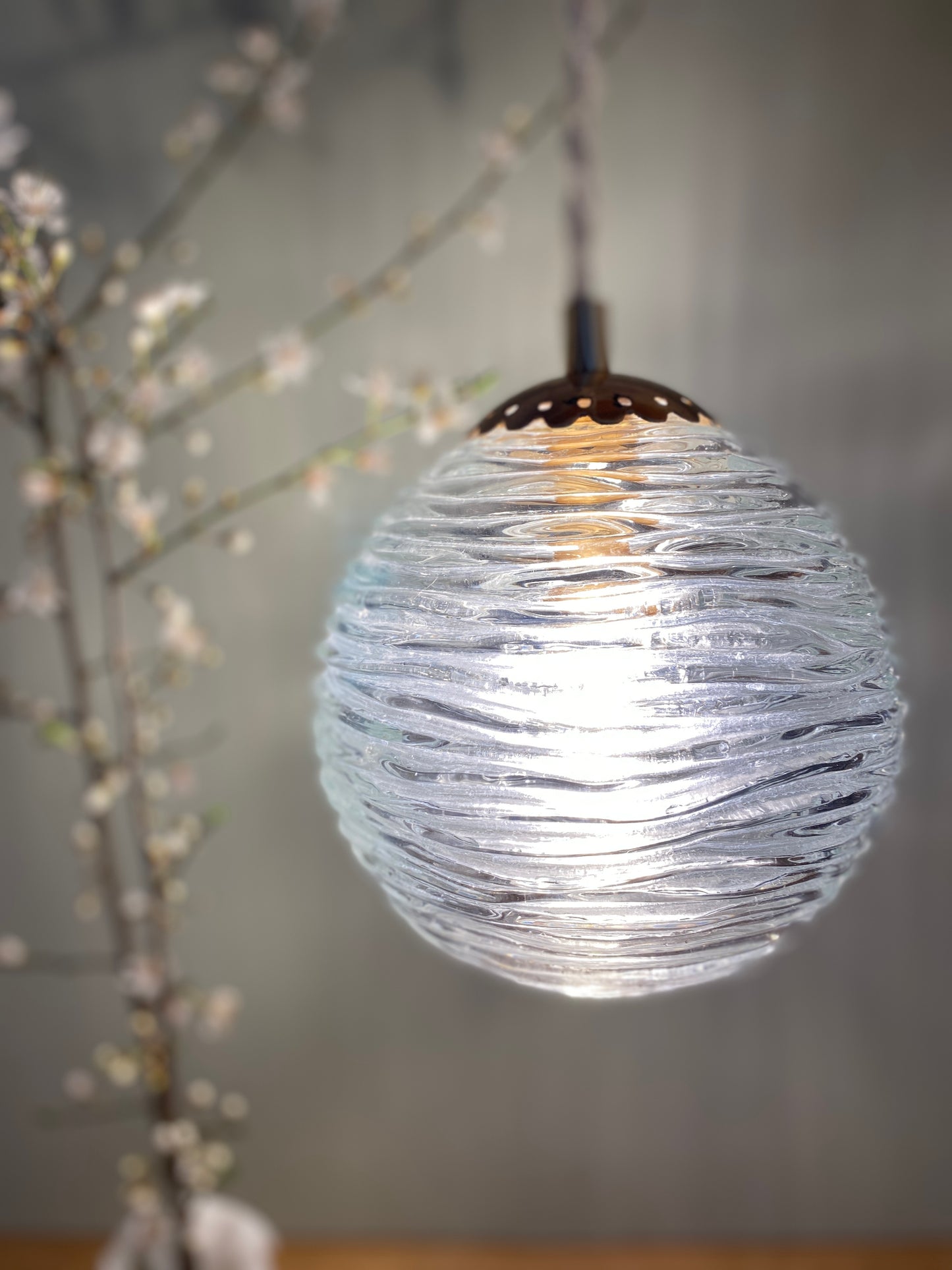 Suspension globe vintage en verre moulé