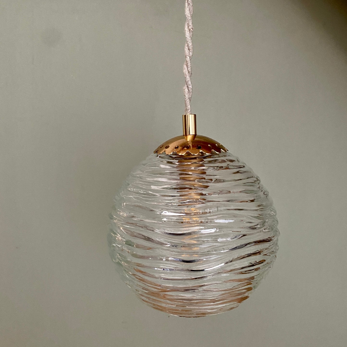 Suspension globe vintage en verre moulé