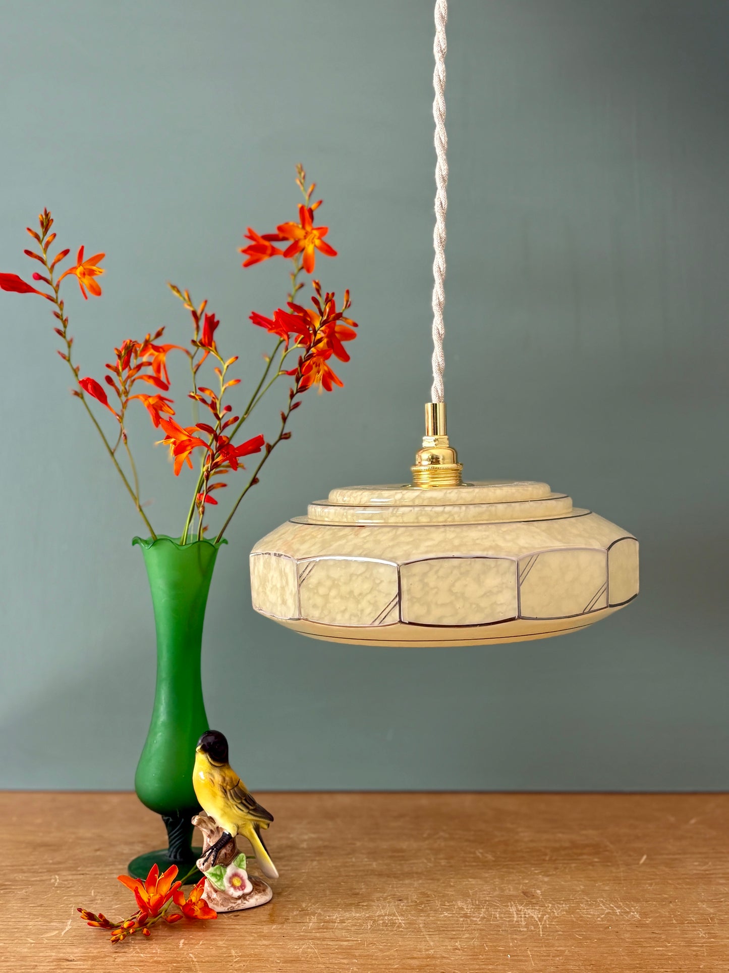 Suspension abat-jour vintage art déco en verre de Clichy jaune