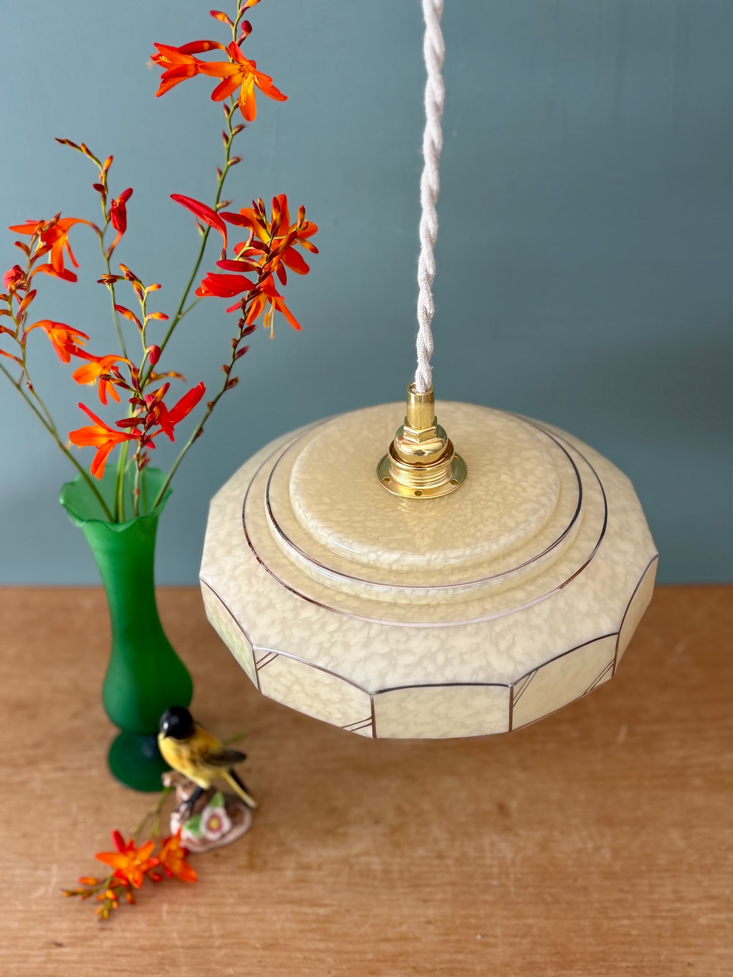 Suspension abat-jour vintage art déco en verre de Clichy jaune